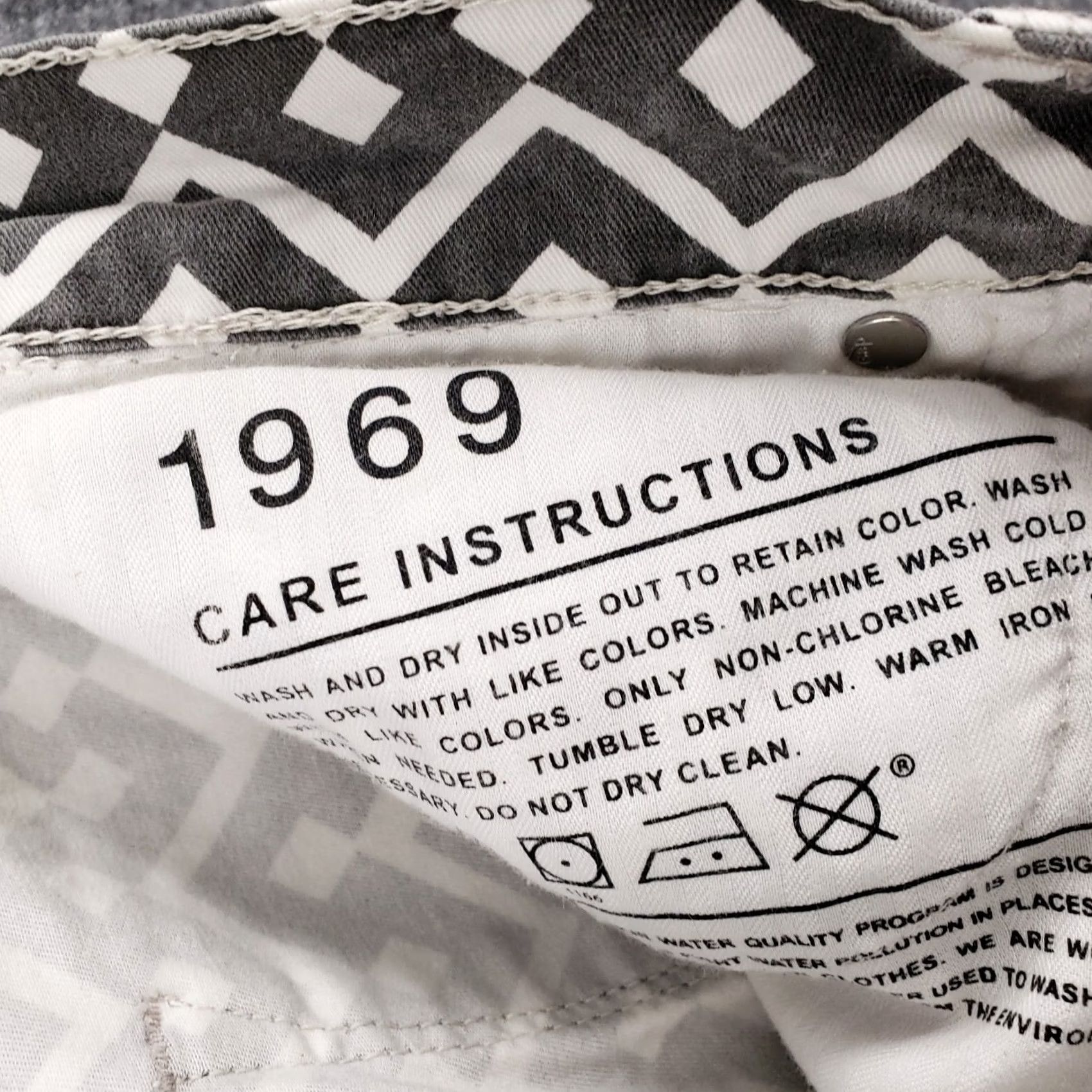 Gap Gap Jeans 1969 Mid-Rise Jegging Geometric Rinse Black White Denim Womens Size 27 Short Description: Vintage? No Size 27" / US 4 / IT 40 - 5 Thumbnail