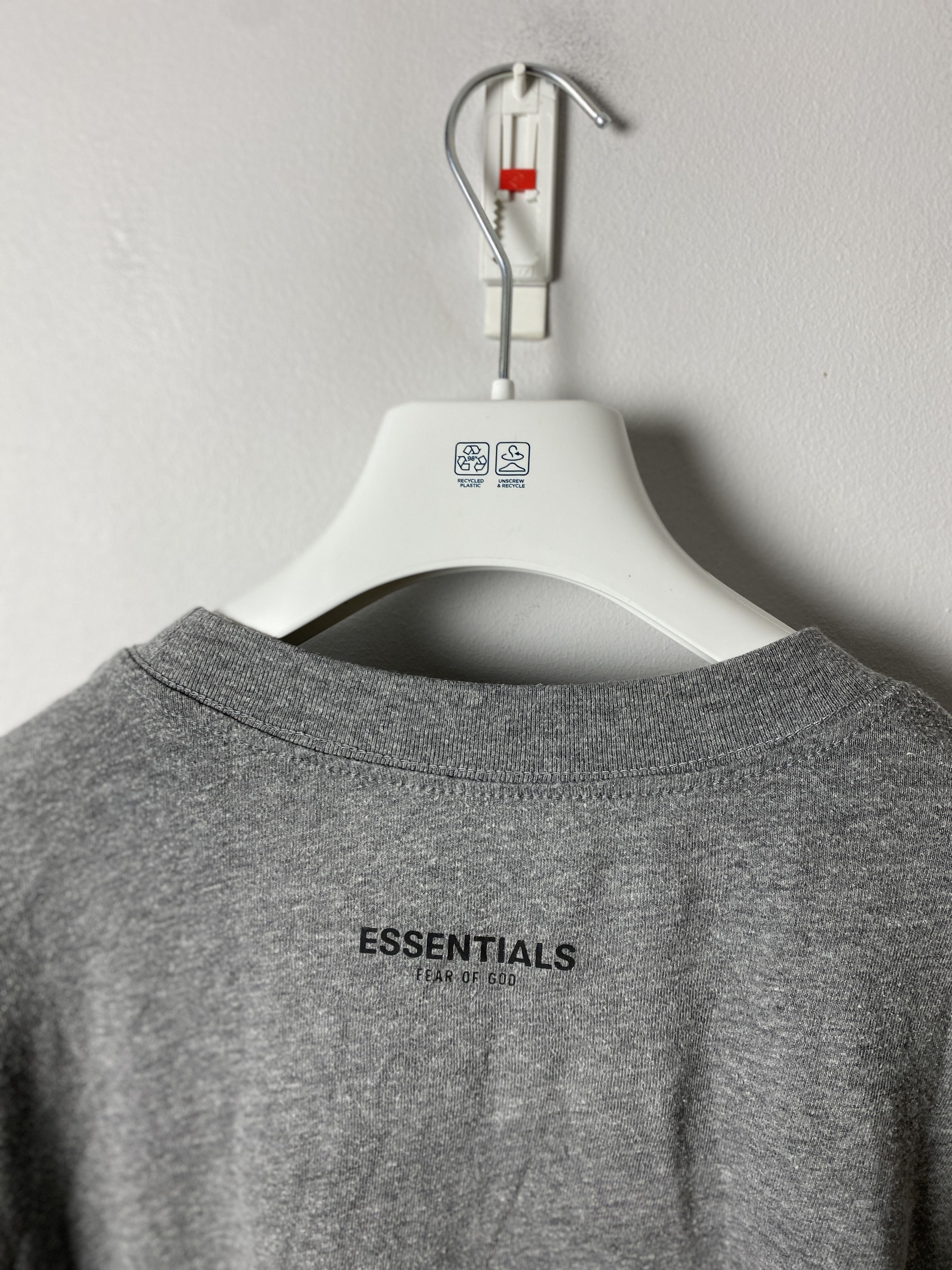 Essentials Essentials Fear of God t-shirt tee basic small logo Size US L / EU 52-54 / 3 - 7 Thumbnail