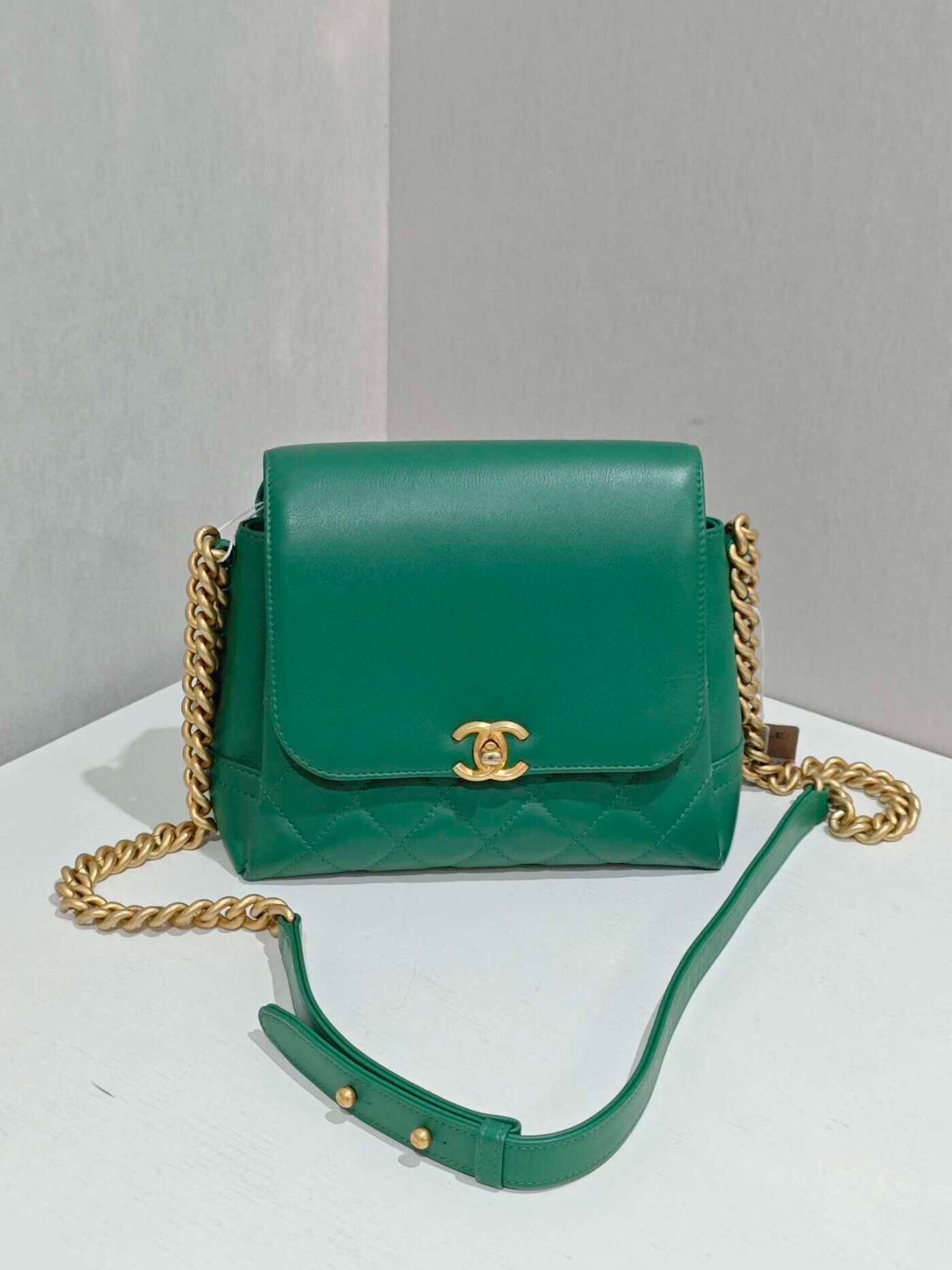 Chanel Pre-loved Bag Very good condition Size ONE SIZE - 1 Thumbnail