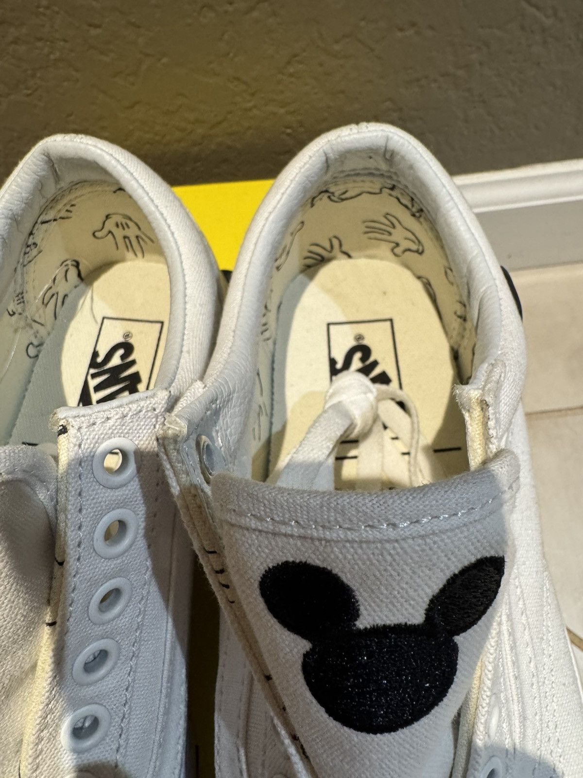 Disney × Vans NEW Disney x Vans 7.5 Men 9 Women White Mickey Old School Size US 7.5 / EU 40-41 - 3 Thumbnail