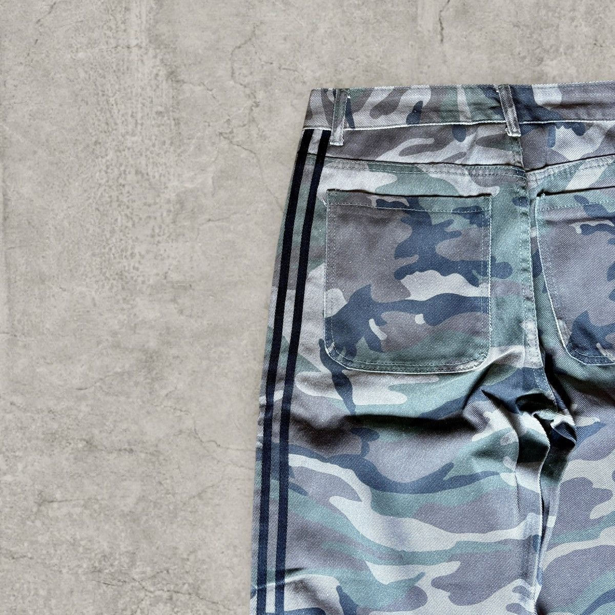 Japanese Brand Cool wide skater Japanese style jeans in khaki camo. Size L Size US 34 / EU 50 - 4 Thumbnail