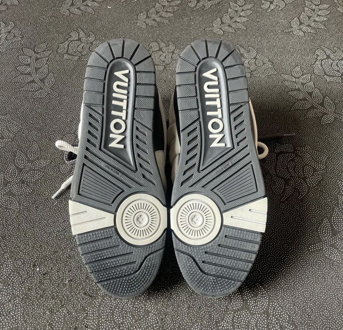 Louis Vuitton LV lowtop sneakers wxx Size US 10.5 / EU 43-44 - 4 Thumbnail