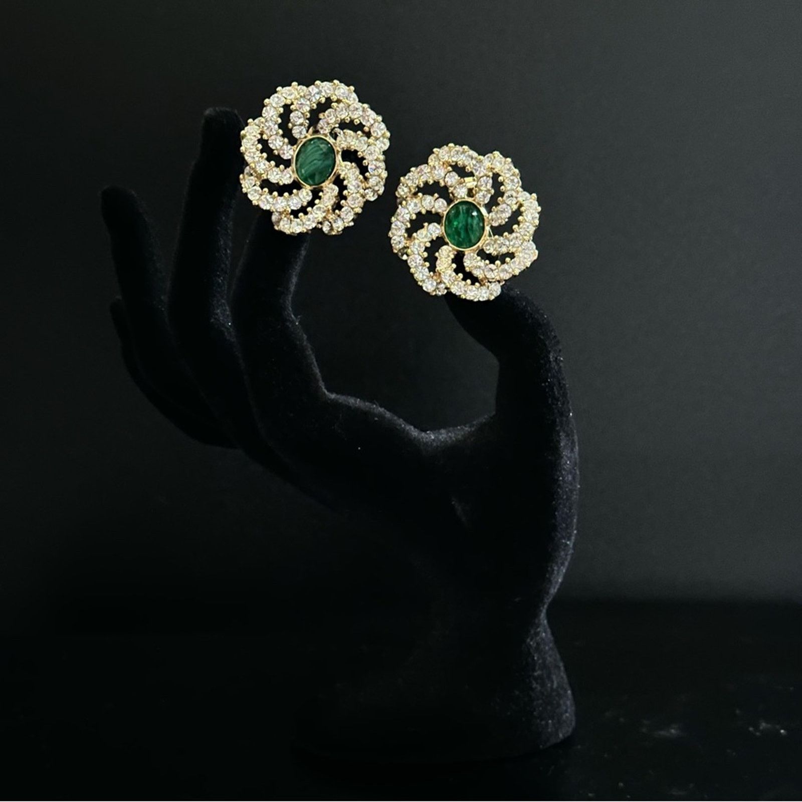 Other Vintage Emerald Clear Crystal Round Floral Pendant Earrings Size ONE SIZE - 2 Thumbnail