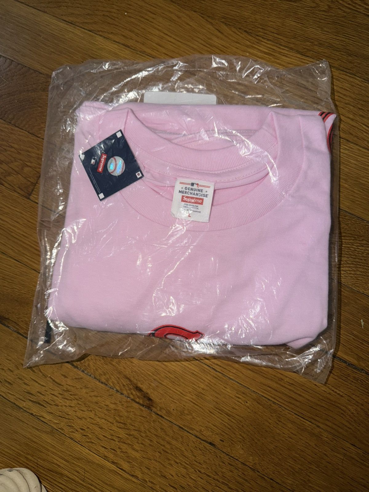 MLB × Supreme Supreme MLB Pink White Sox Tee Size US L / EU 52-54 / 3 - 3 Thumbnail