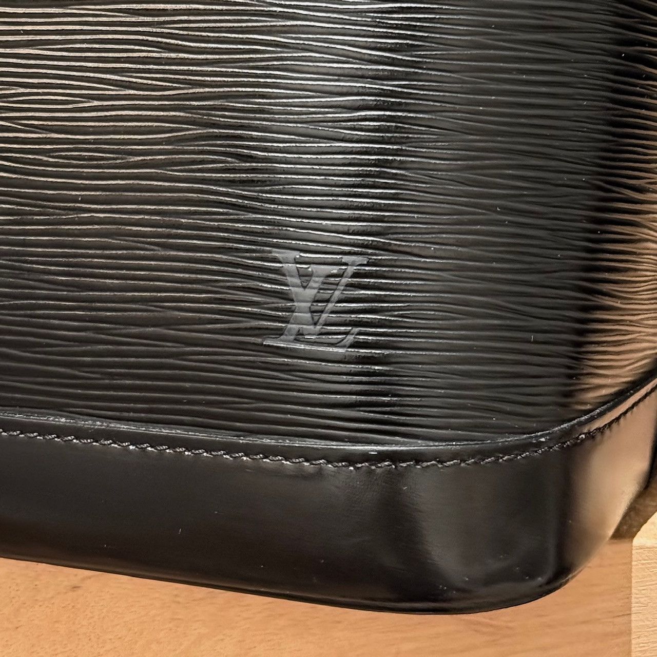 Louis Vuitton Louis Vuitton Vintage 1996 Black Epi Alma MM Handbag Size ONE SIZE - 4 Thumbnail