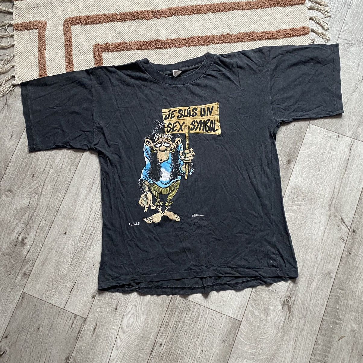 Vintage VINTAGE JE SUIS UN SEX SYMBOL HUMOR MONKEY T SHIRT Size US L / EU 52-54 / 3 - 1 Thumbnail