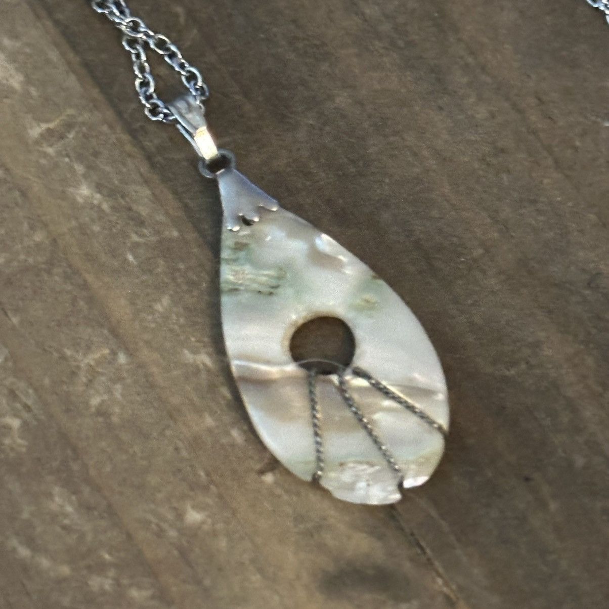 Vintage Vintage silver tone abalone pendant necklace Size ONE SIZE - 4 Thumbnail