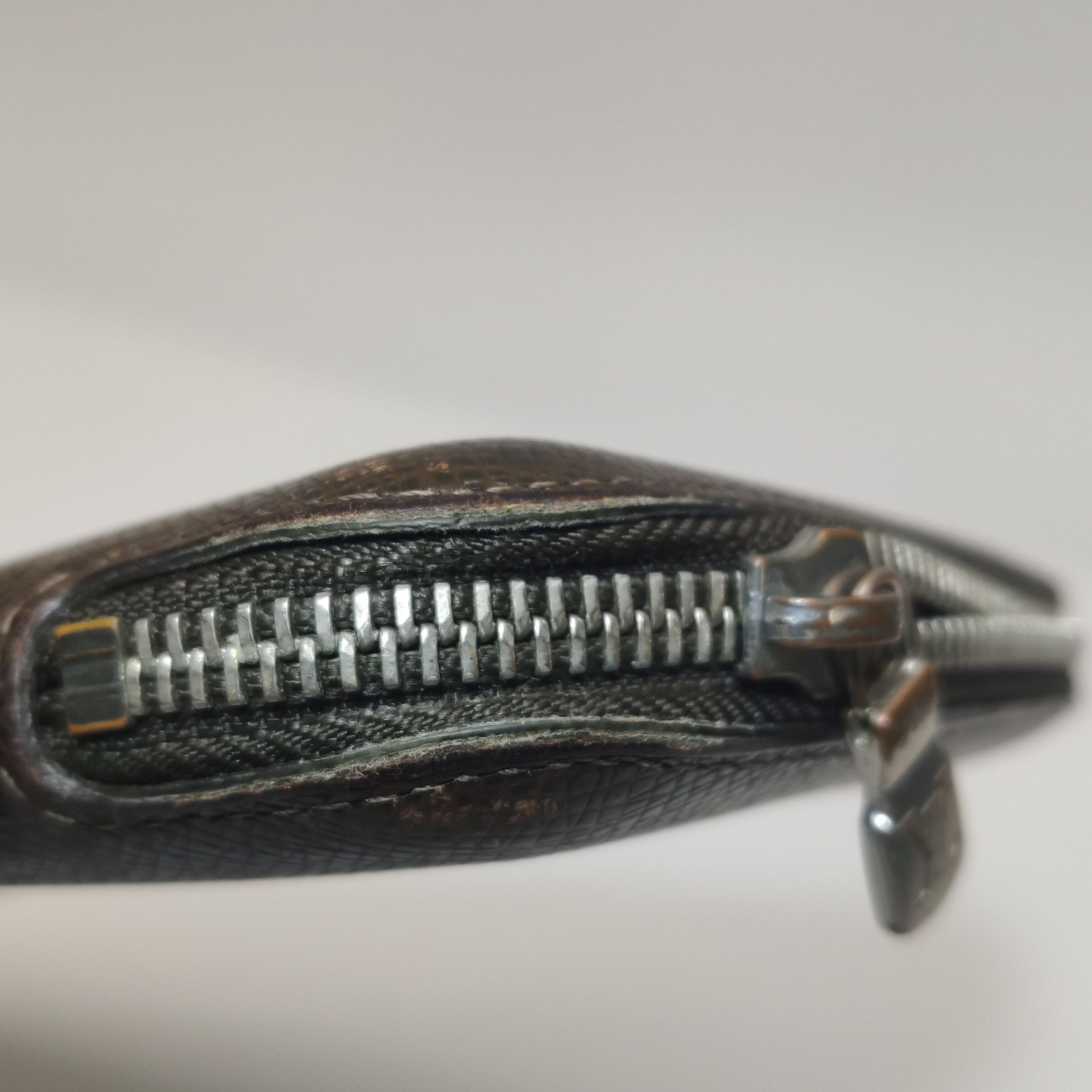 Louis Vuitton Louis Vuitton (LV) Atoll leather solid color zipper clutch Size ONE SIZE - 9 Thumbnail