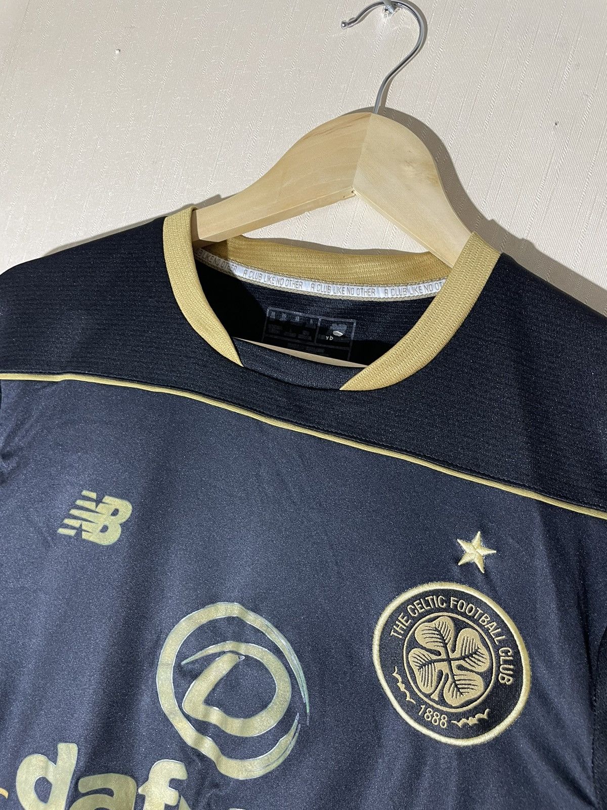 New Balance New balance Celtic streetwear soccer jersey Size US M / EU 48-50 / 2 - 5 Thumbnail