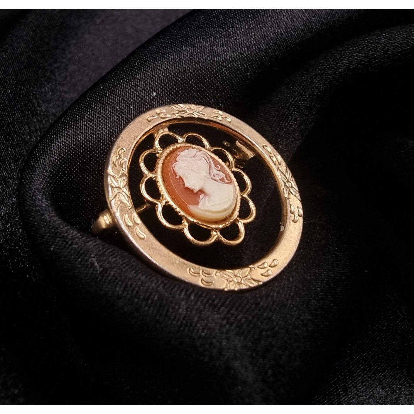 Vintage Vintage Gold-Tone Resin Cameo Brooch With Floral Detailing & Size ONE SIZE - 1 Thumbnail