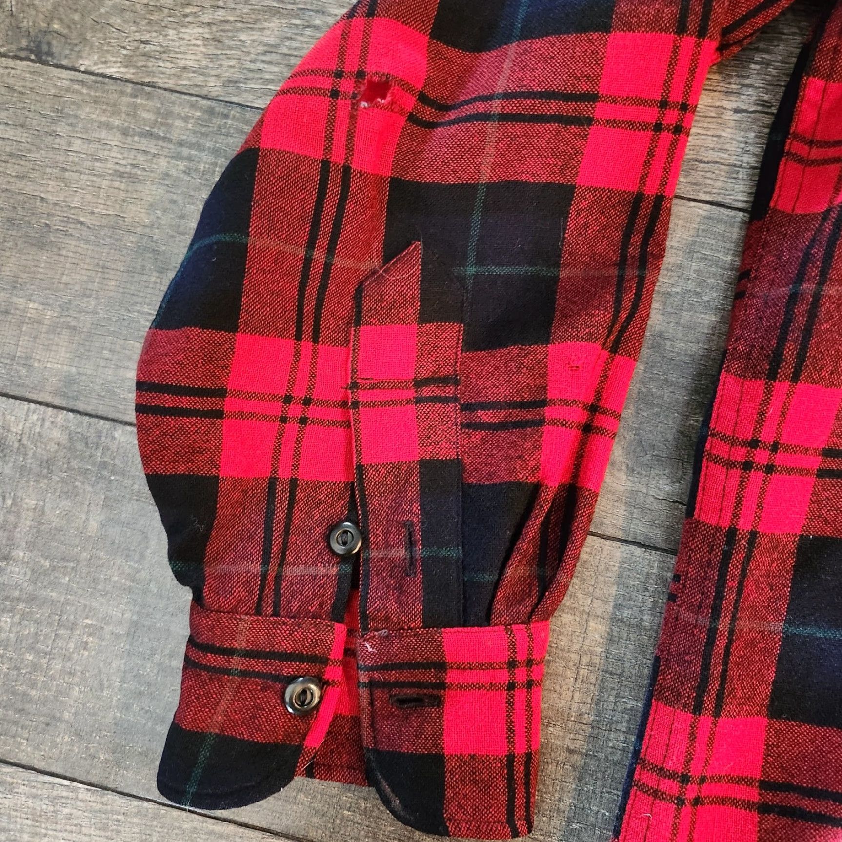 Pendleton VINTAGE Pendleton Plaid Wool Flannel Button Shirt Black Red USA Large 16 Regular Men with Pockets Unlined Buttons Size US XL / EU 56 / 4 - 3 Thumbnail