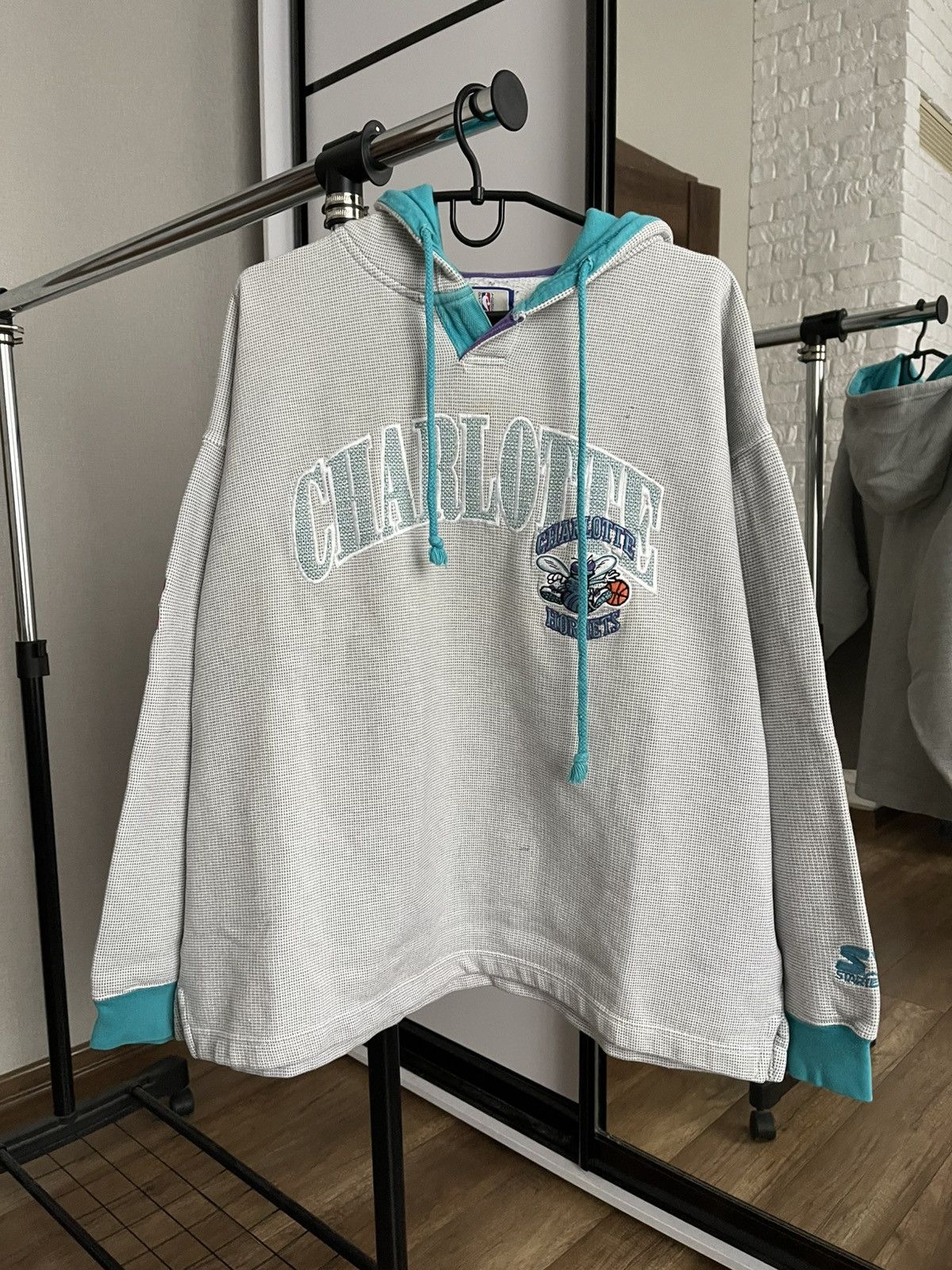 Starter Charlotte Hornets Starter NBA Vintage Hoodie Pullover 90s Size US XL / EU 56 / 4 - 1 Thumbnail