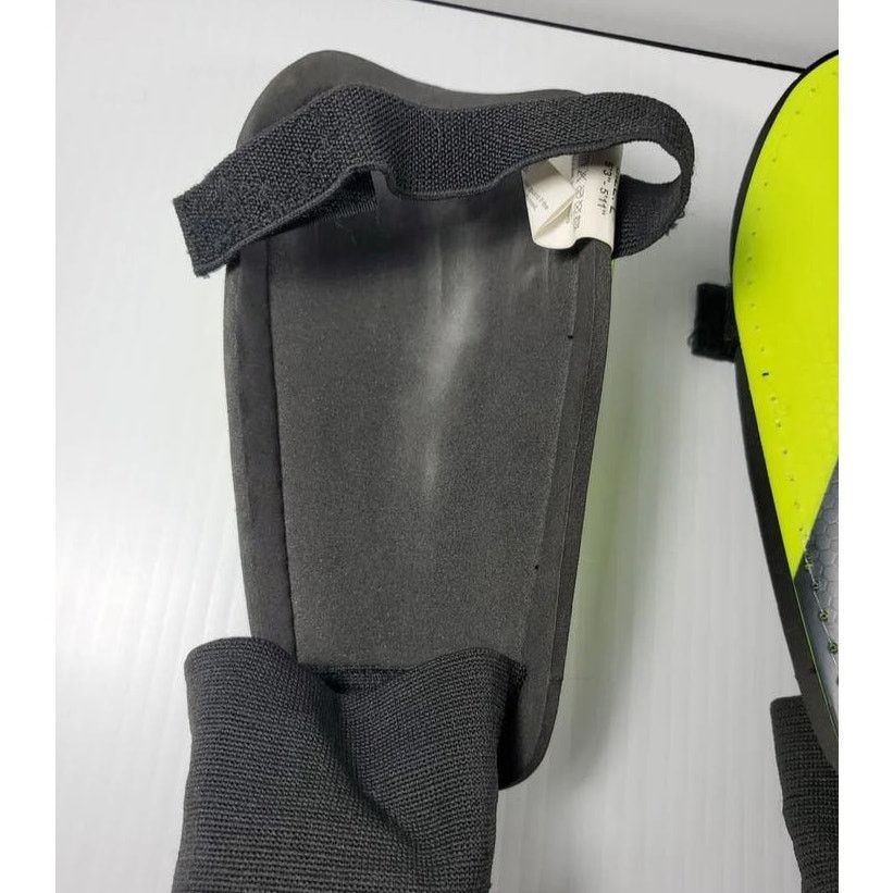 Umbro Umbro Jr Stirrup Soccer Shinguards 4' 7"- 5' 3" New Soccer Size ONE SIZE - 6 Thumbnail
