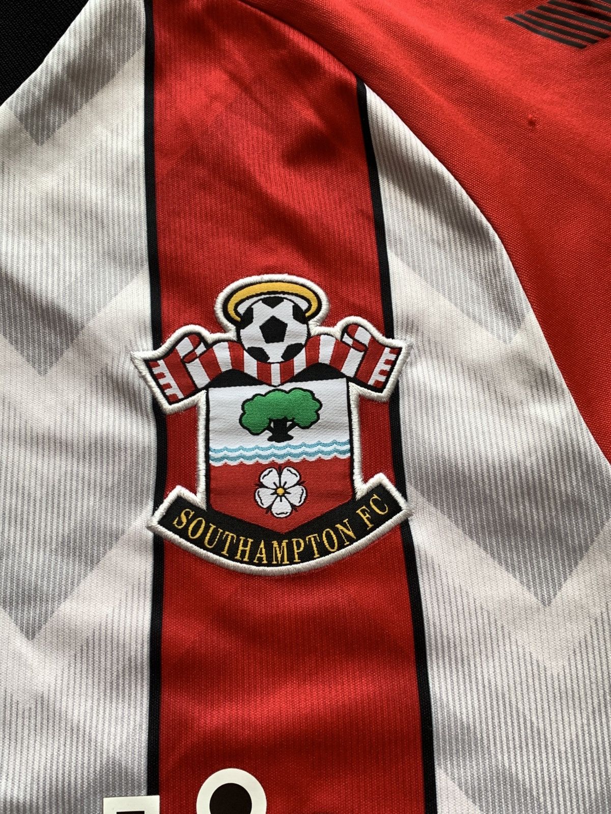 Hummel 🔥HUMMEL SOUTHAMPTON 2021/22 HOME SOCCER SHIRT Size US L / EU 52-54 / 3 - 5 Thumbnail