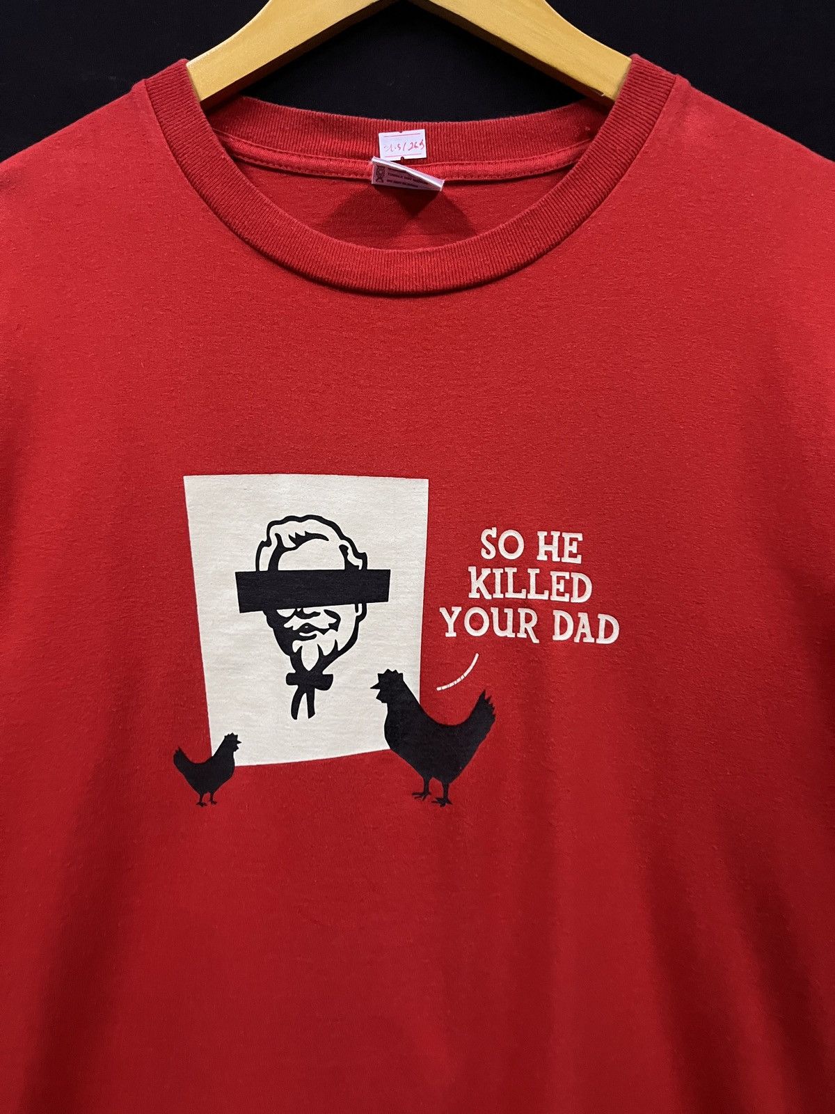 Vintage PARODY KFC SO HE KILLED YOUR DAD TSHIRT Size US L / EU 52-54 / 3 - 3 Thumbnail