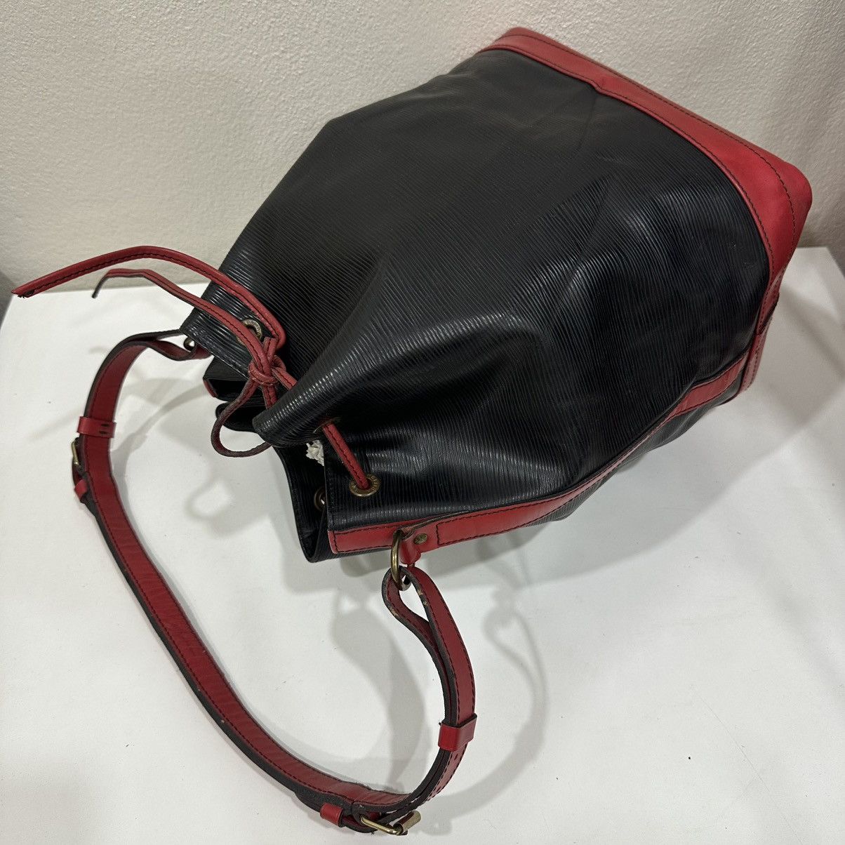 Louis Vuitton ‼️LD‼️LOUIS VUITTON LARGE NOE BICOLOR EPI LEATHER SHOULDER BAG Size ONE SIZE - 4 Thumbnail