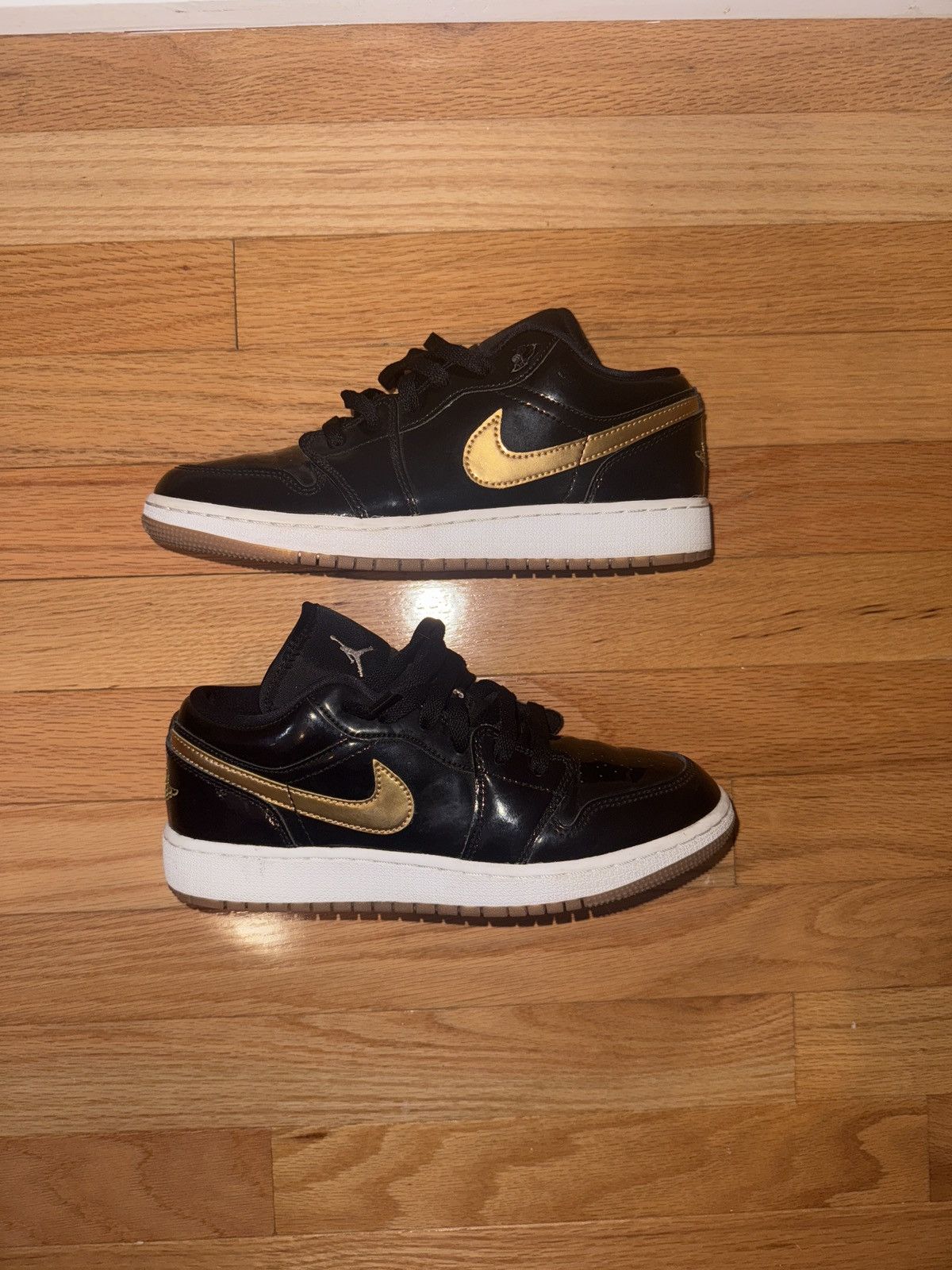 Jordan Brand Jordan 1 Low GS (Metallic Gold) Size US 6 / EU 39 - 1 Thumbnail