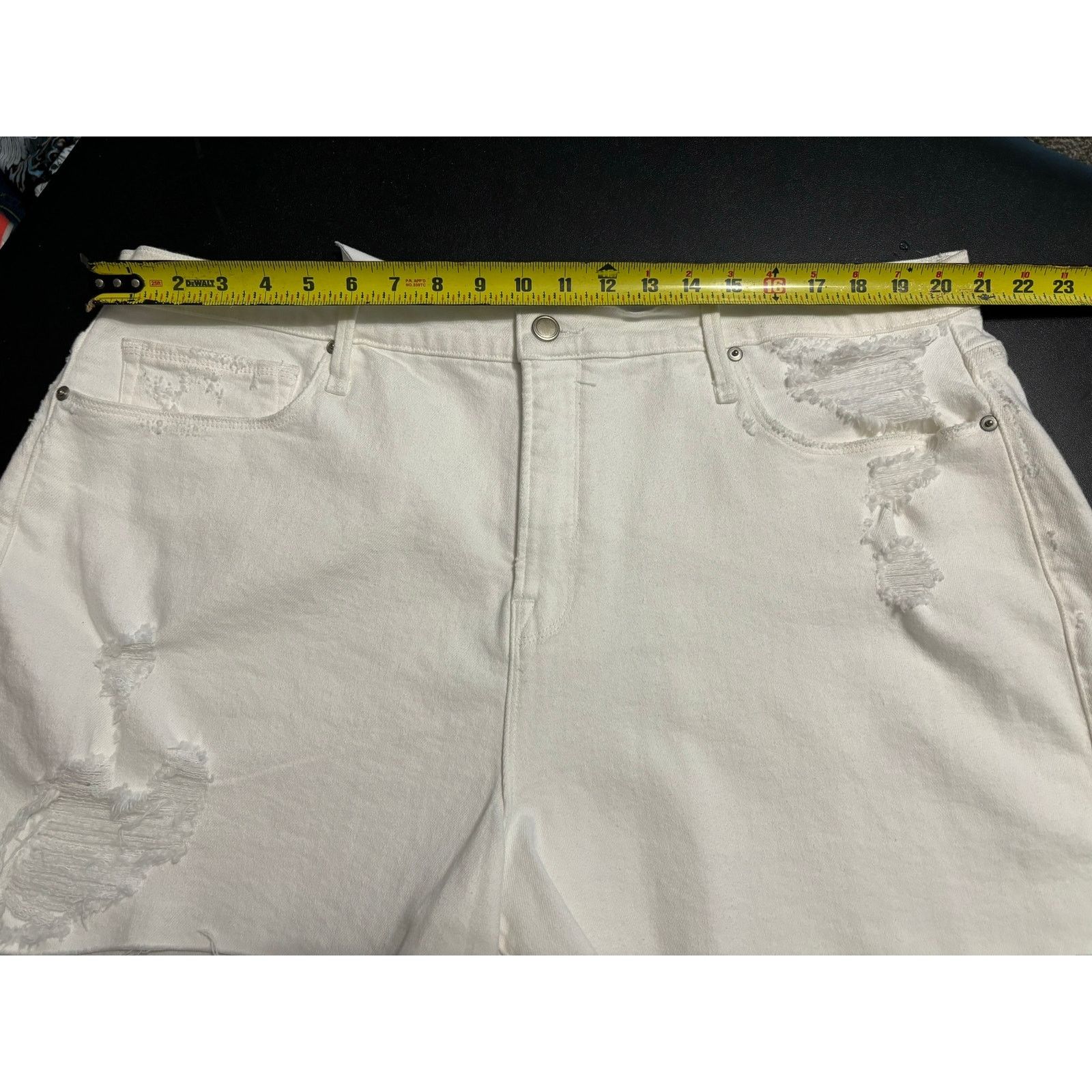 Good American Good American Distressed Frayed Hem Shorts Size 18 NWOT Size 40" / US 18 - 5 Thumbnail