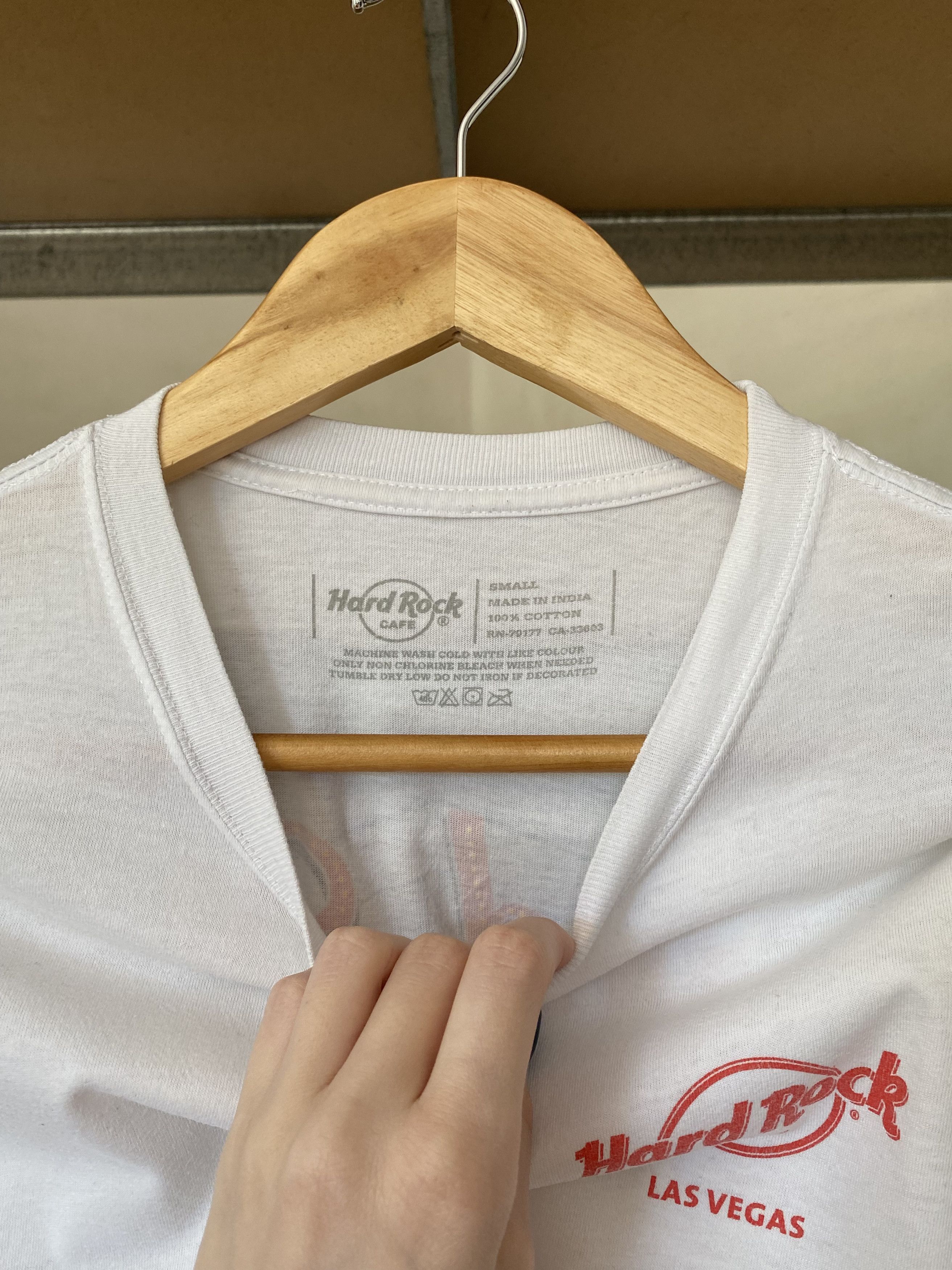 Hard Rock Cafe Hard Rock Cafe Vintage 2000s Las Vegas White Tee Size US S / EU 44-46 / 1 - 5 Thumbnail