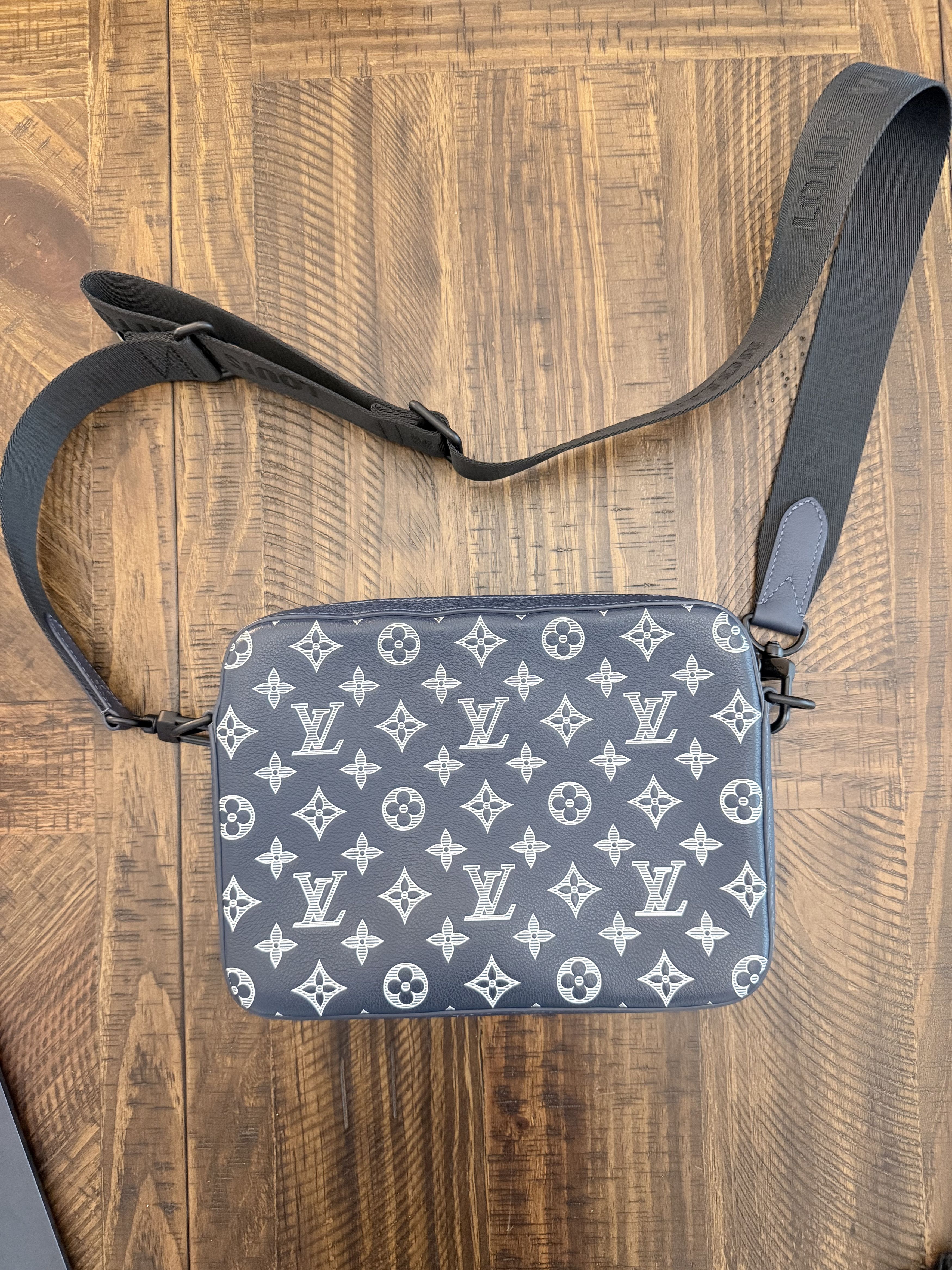 Louis Vuitton Trio Messenger Calfskin Monogram Shadow Ink Blue White Size ONE SIZE - 11 Thumbnail