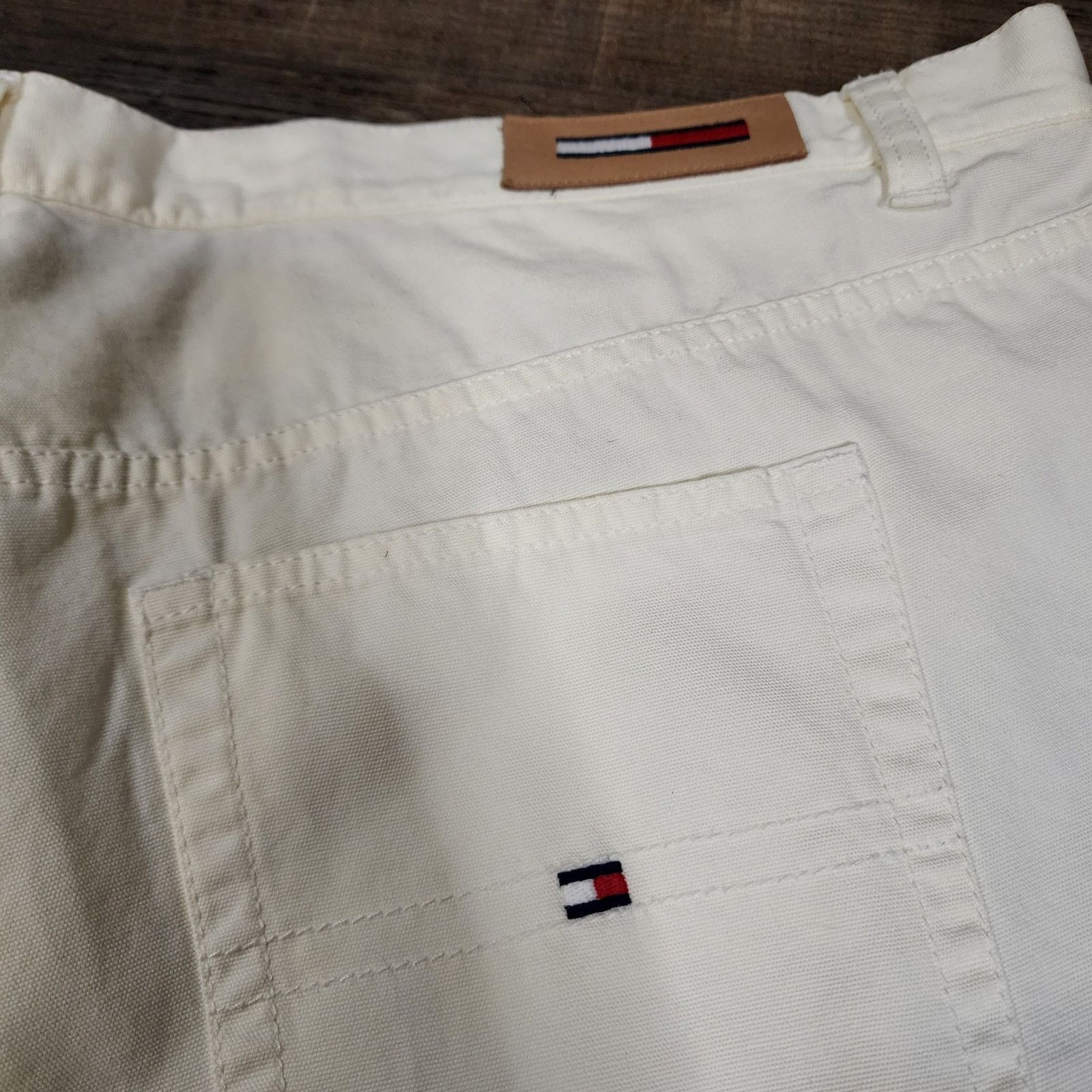 Tommy Hilfiger NWT Tommy Hilfiger womens bermuda shorts offwhite sz20 2369 Size 42" / US 20 - 7 Thumbnail
