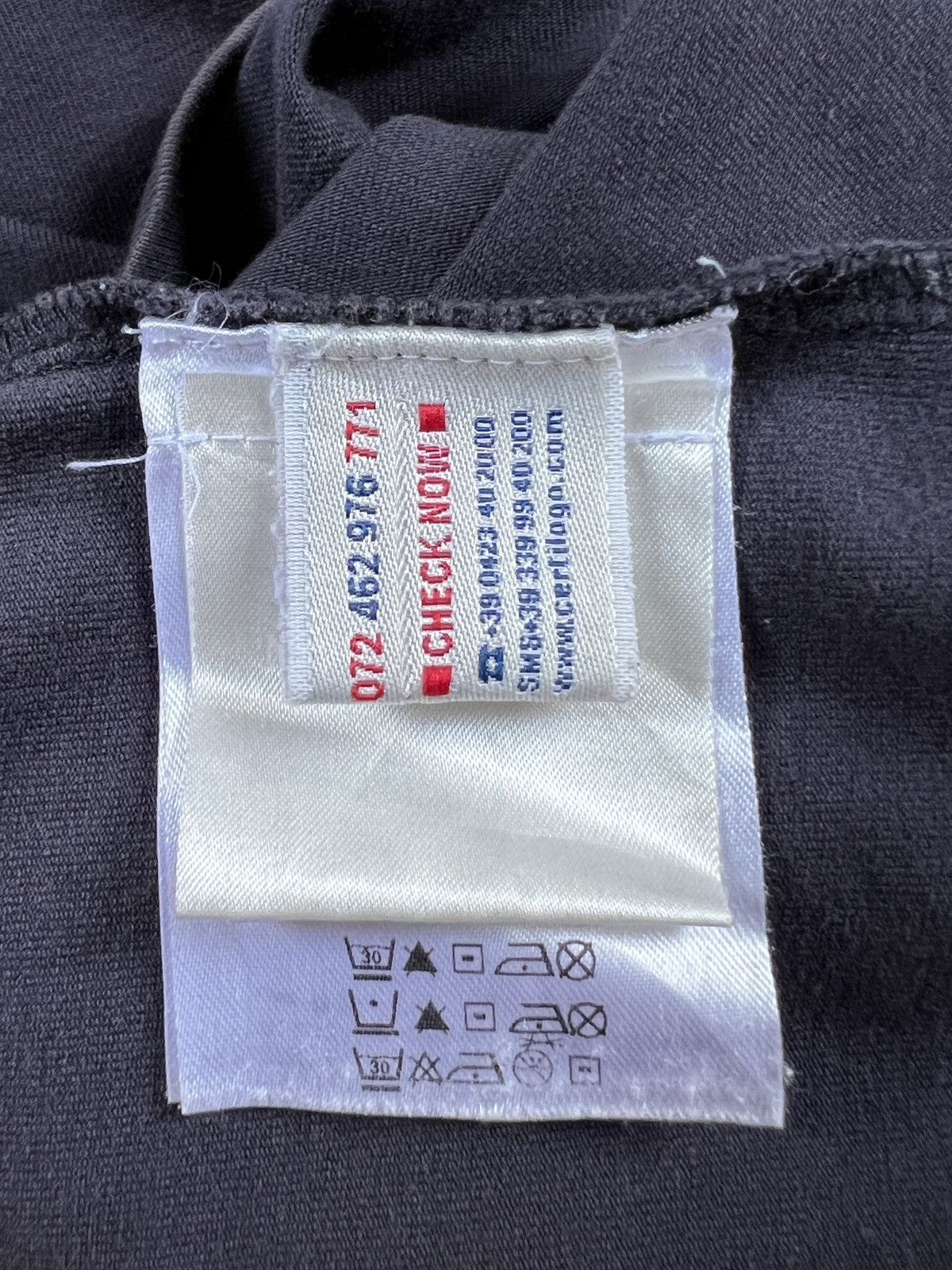 Moncler Moncler Chest Logo Vneck Tshirt Size US S / EU 44-46 / 1 - 10 Thumbnail