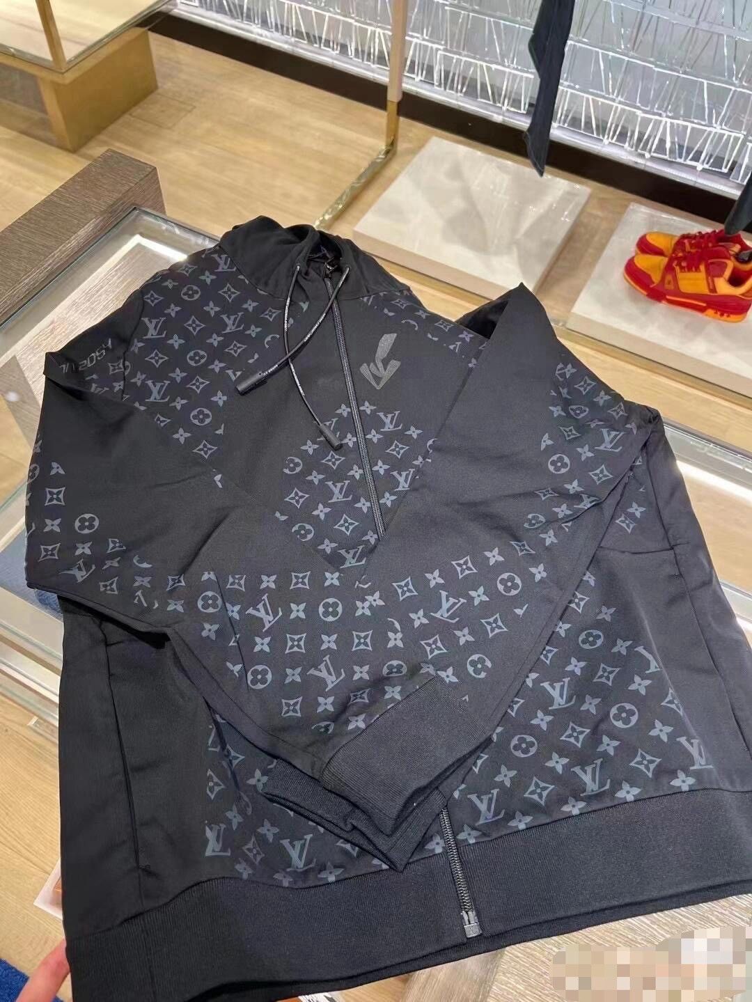 Louis Vuitton Louis Vuitton 22 full print hooded coat Size US M / EU 48-50 / 2 - 1 Thumbnail