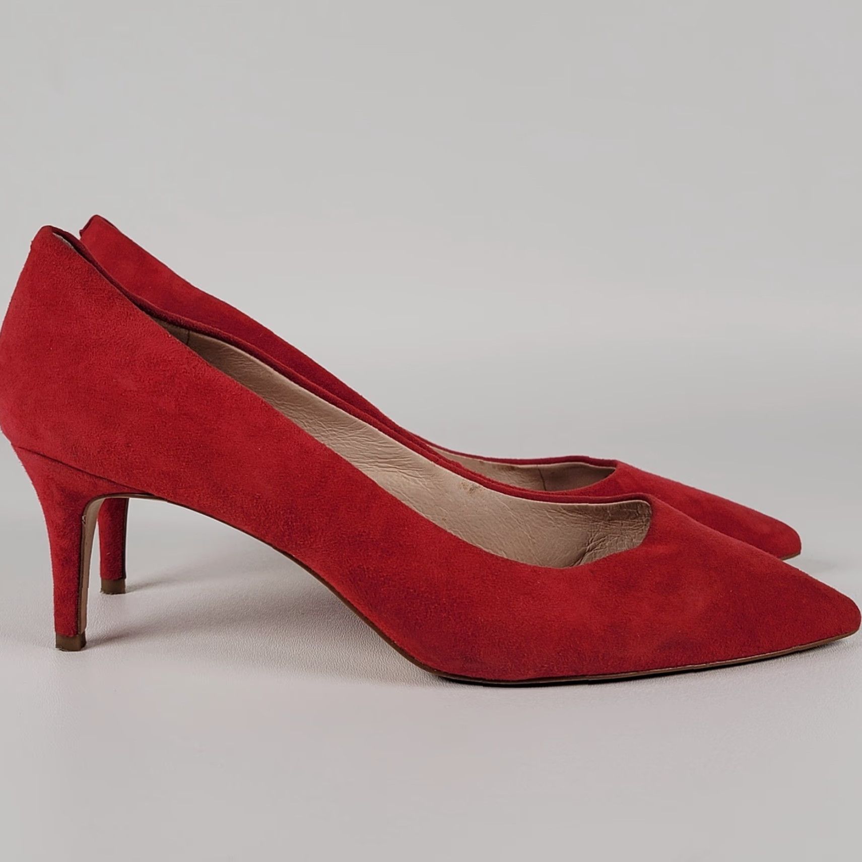 Vintage Louise et Cie Jordyna Pointed Toe Pump Womens 42 Pomegranate Suede Size 10 M Red Leather Lining Synthetic Sole Heel 2-1/2" Size US 10 / IT 40 - 2 Thumbnail