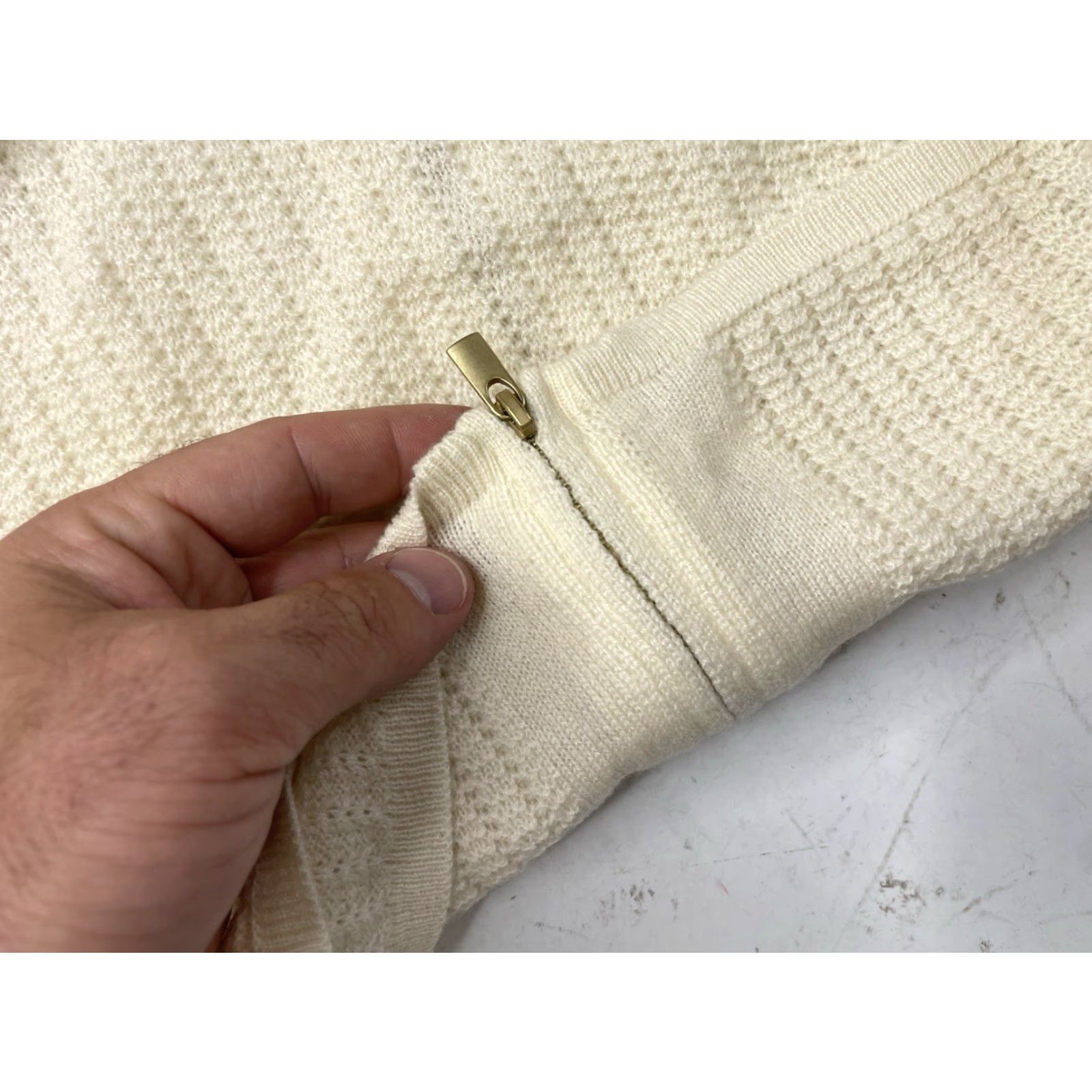 Vintage Magaschoni Womens XS Cashmere V-Neck Sweater Ivory Back Zip 3/4 Sleeve Size XS / US 0-2 / IT 36-38 - 4 Thumbnail