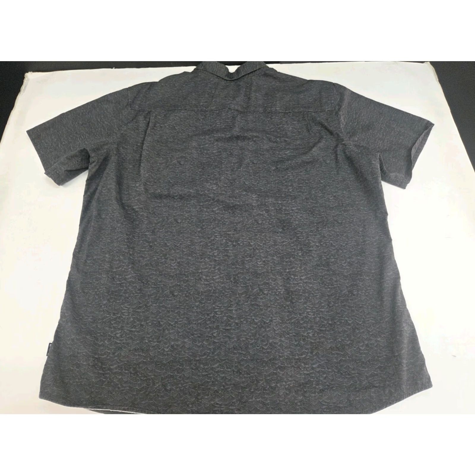 Hurley Hurley Mens Short Sleeve Button-Up Classic Fit Shirt Grey XL Ocean Wave Pattern Pocket Logo Button-Down Collar Casual Travel 48 in Chest Size US XL / EU 56 / 4 - 4 Thumbnail
