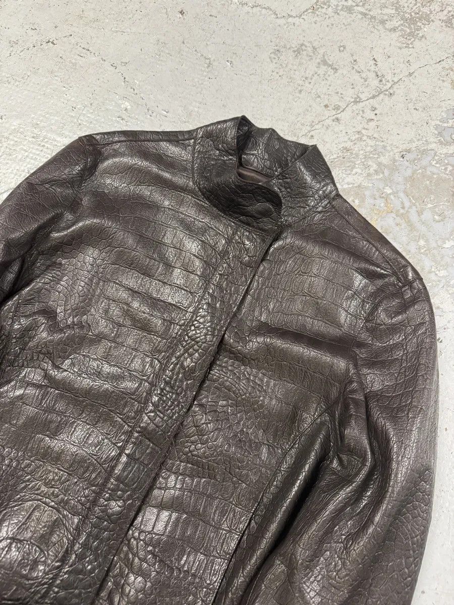 Emporio Armani AW2005 Emporio Armani Asymmetrical Crocodile Effect Brown Leather Jacket Size XXS / US 00 / IT 34 - 9 Thumbnail