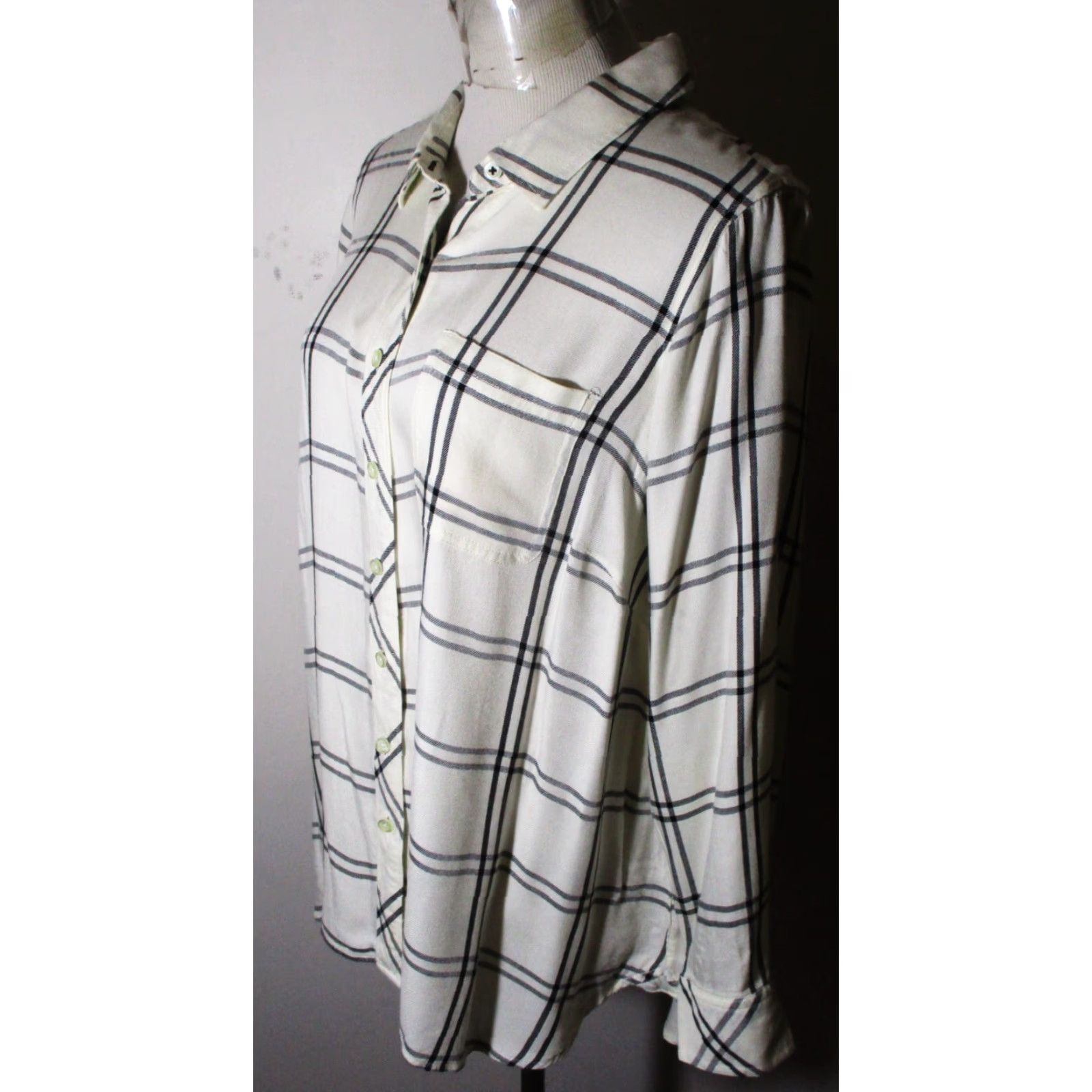 Talbots TALBOTS Blouse Shirt 2X Petite Womens Beige Long Sleeve 100% Rayon Button Front Size XXL / US 16-18 / IT 52-54 - 4 Thumbnail