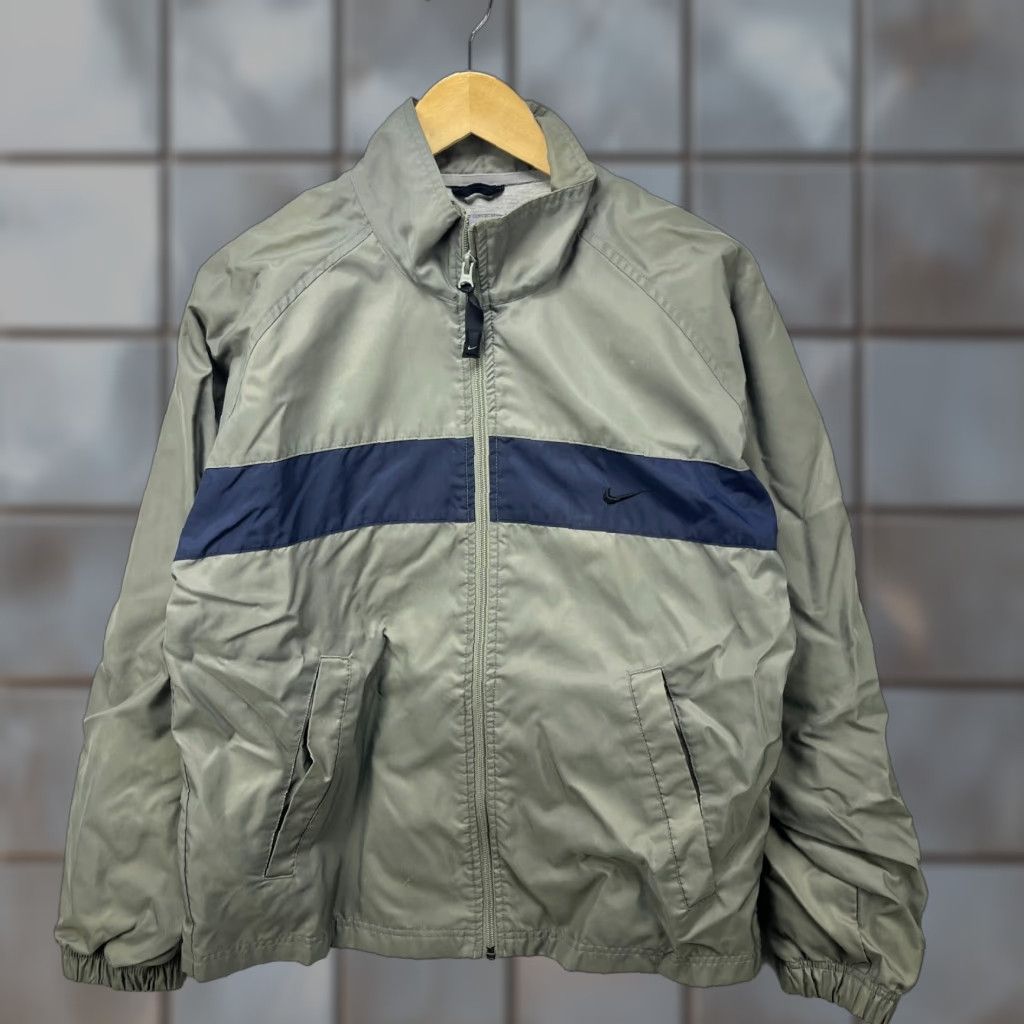 Nike VINTAGE Nike Swoosh Windbreaker Jacket Small Men S Gray 90s Style Windbreaker Nike Mens S Grey 90s Size US S / EU 44-46 / 1 - 1 Thumbnail