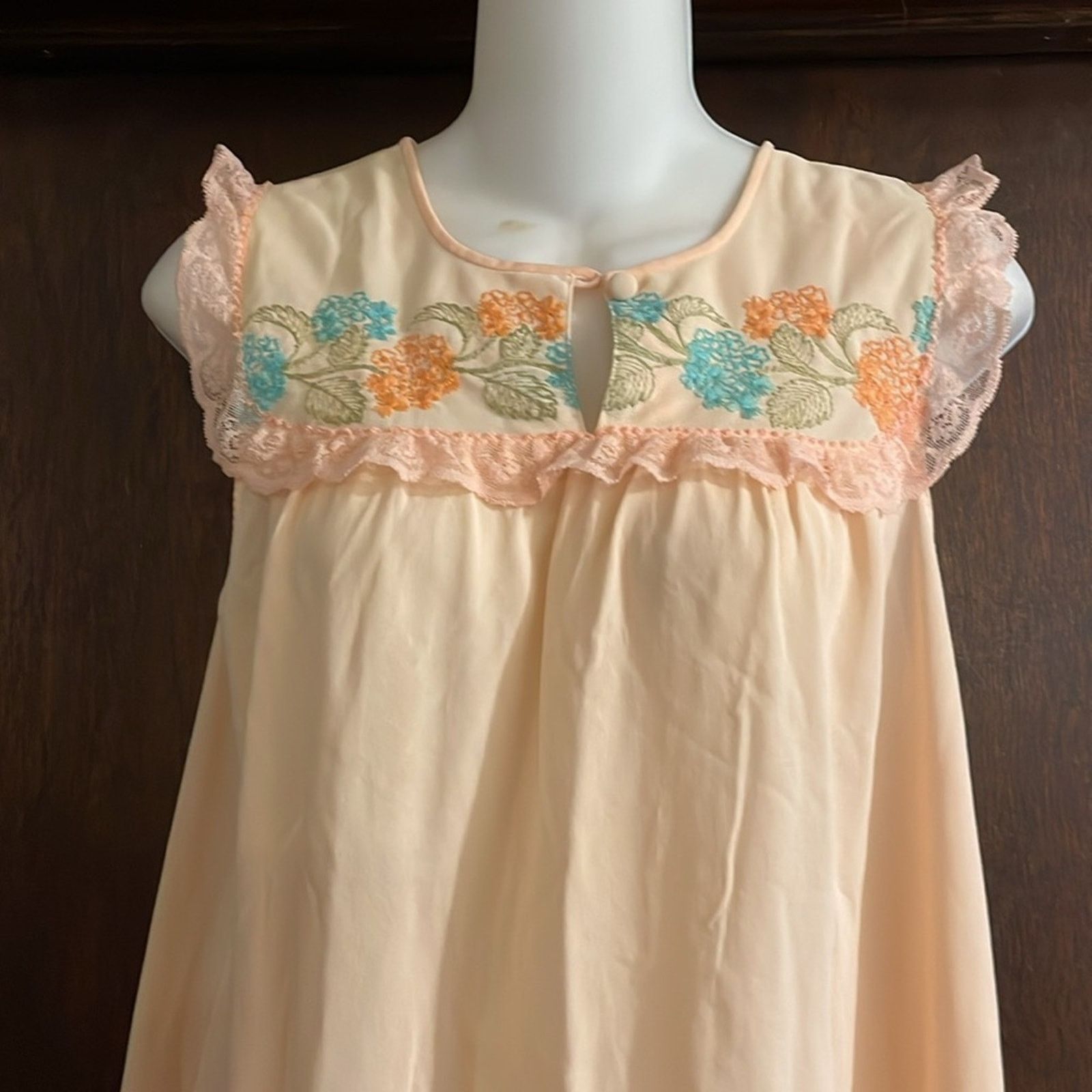 Vintage VNTG JCPenney Sleepwear Embroidered Florals Lace Nightgown Size ONE SIZE - 5 Thumbnail