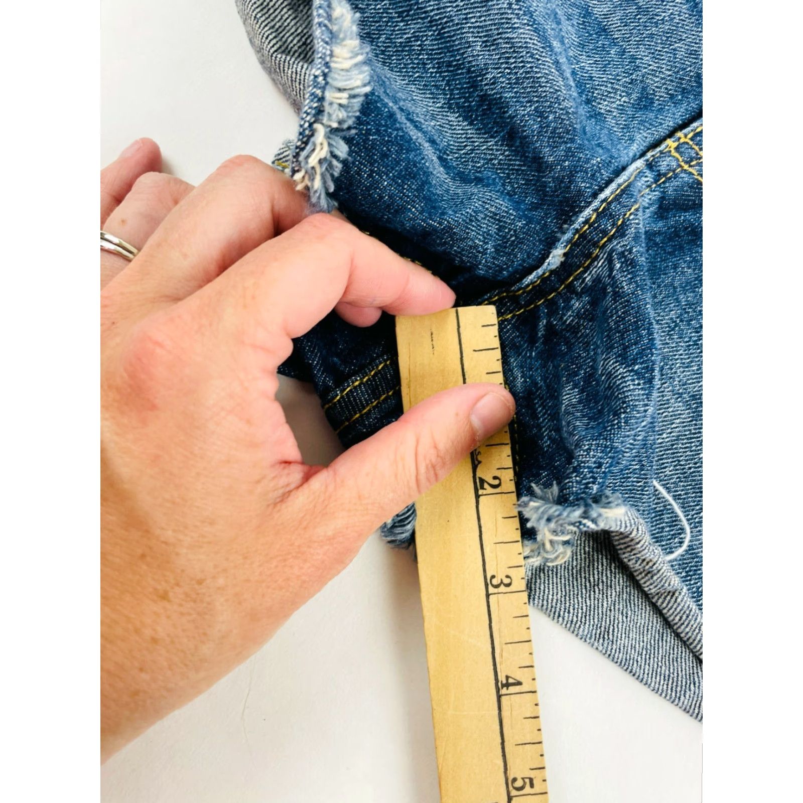 Mossimo Mossimo Shorts Women's 00/24 Blue Denim Distressed High Rise Cut-Off Short Size 26" / US 2 / IT 38 - 6 Thumbnail