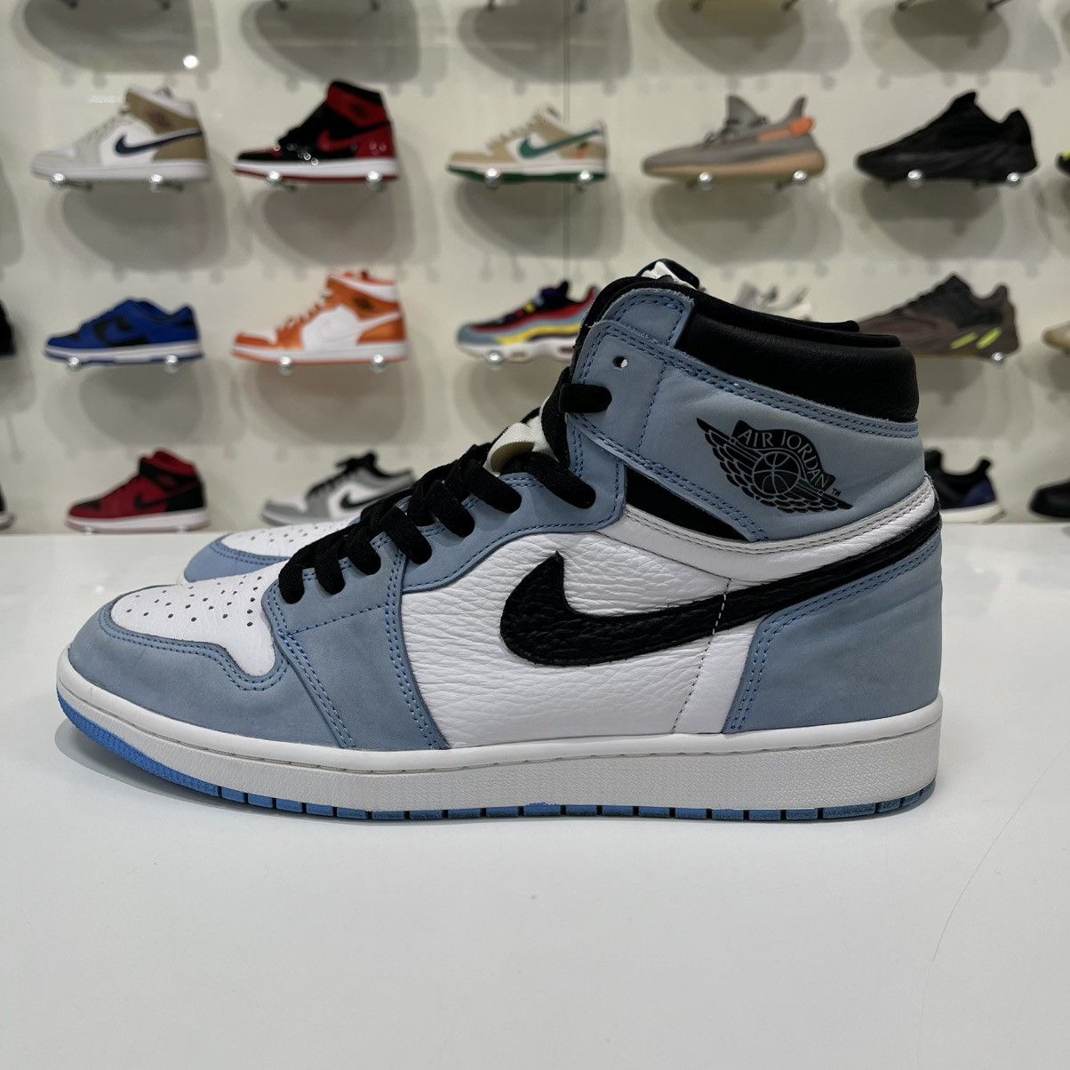 Nike Air Jordan 1 Retro High OG University Blue Size US 12 / EU 45 - 2 Thumbnail