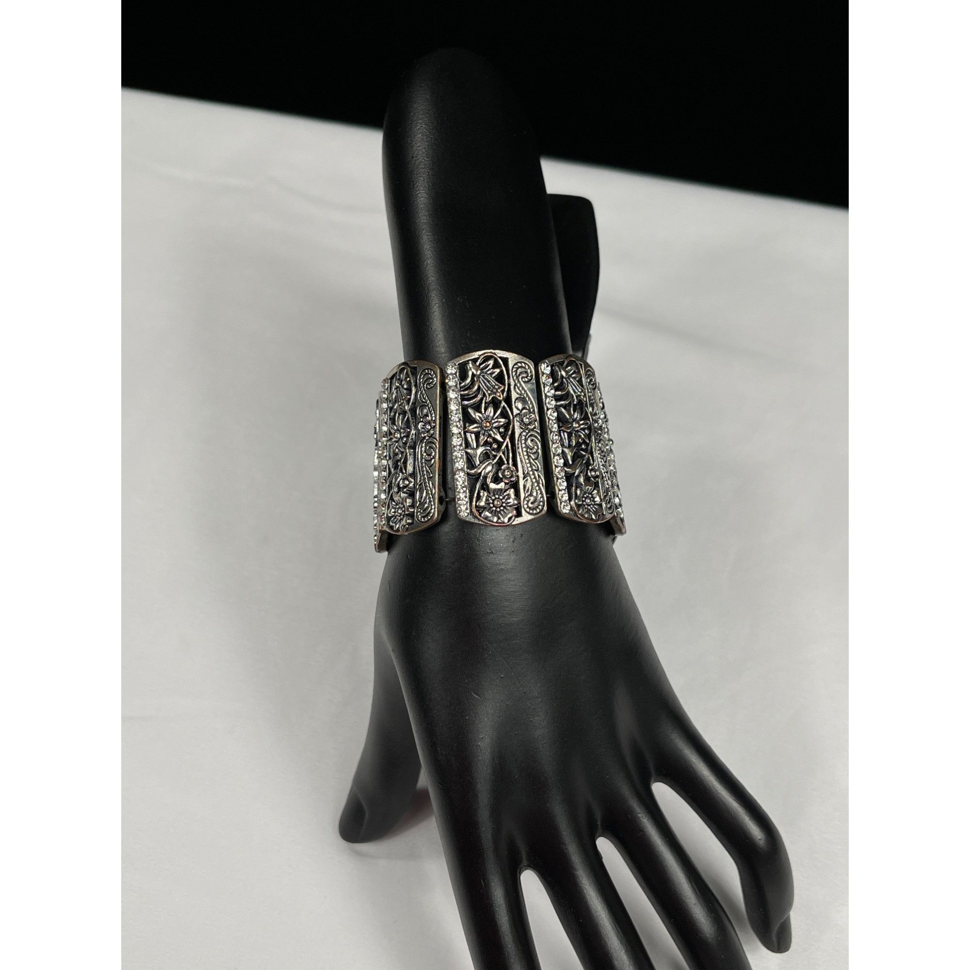 Vintage Vintage SKU 005 Silver Tone Floral Panel Bracelet With Rhine Size ONE SIZE - 1 Thumbnail