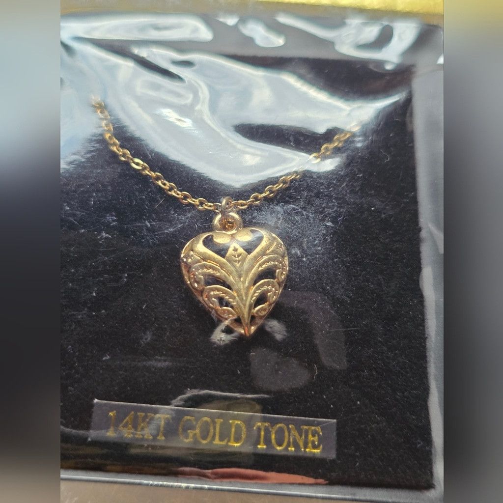 The Unbranded Brand Vintage NWT Gold Tone Filigree Heart Pendant Necklace Size ONE SIZE - 2 Thumbnail