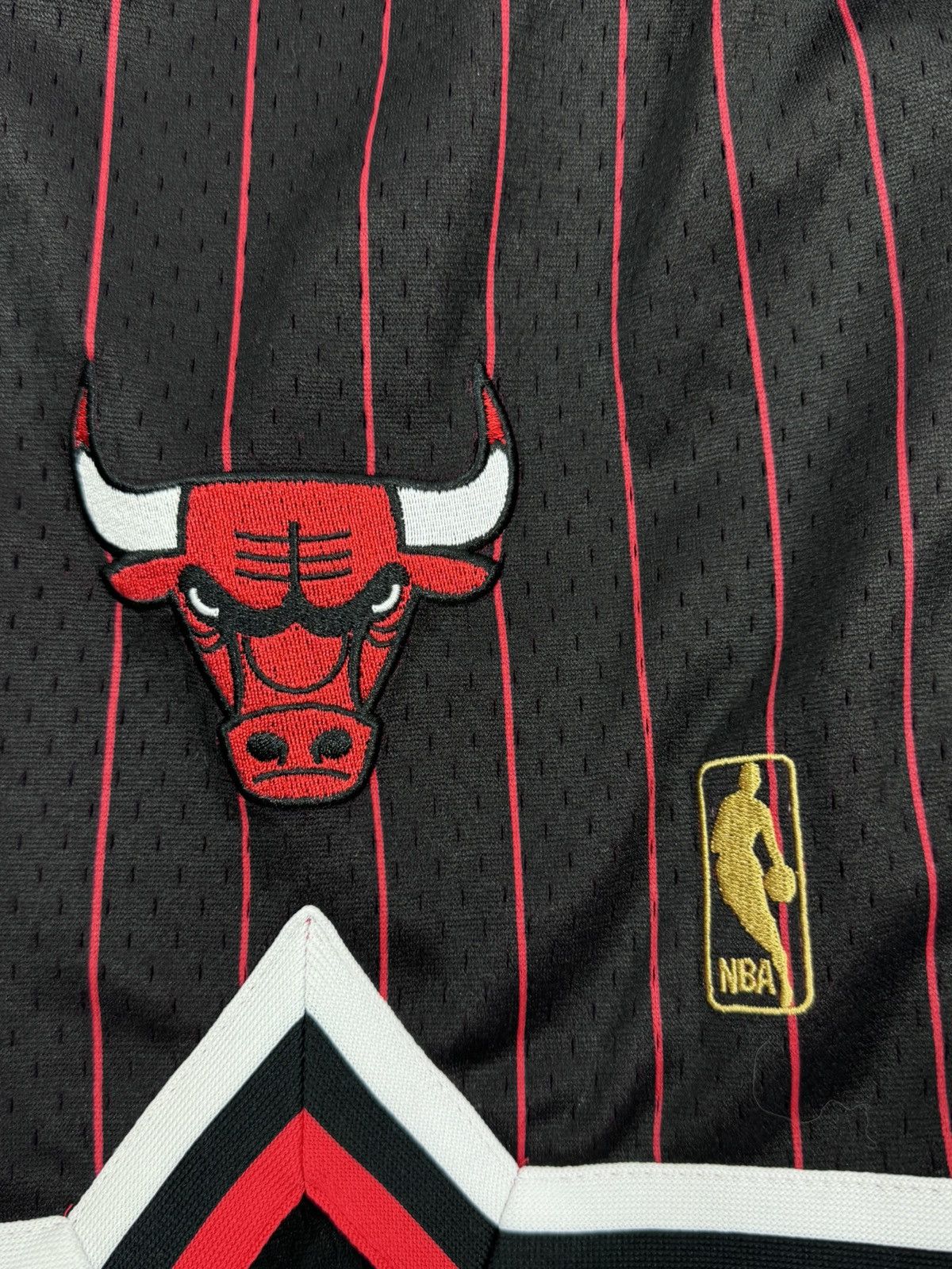 Mitchell & Ness LOGO NBA CHICAGO BULLS BASKETBALL SHORTS Size US 32 / EU 48 - 3 Thumbnail