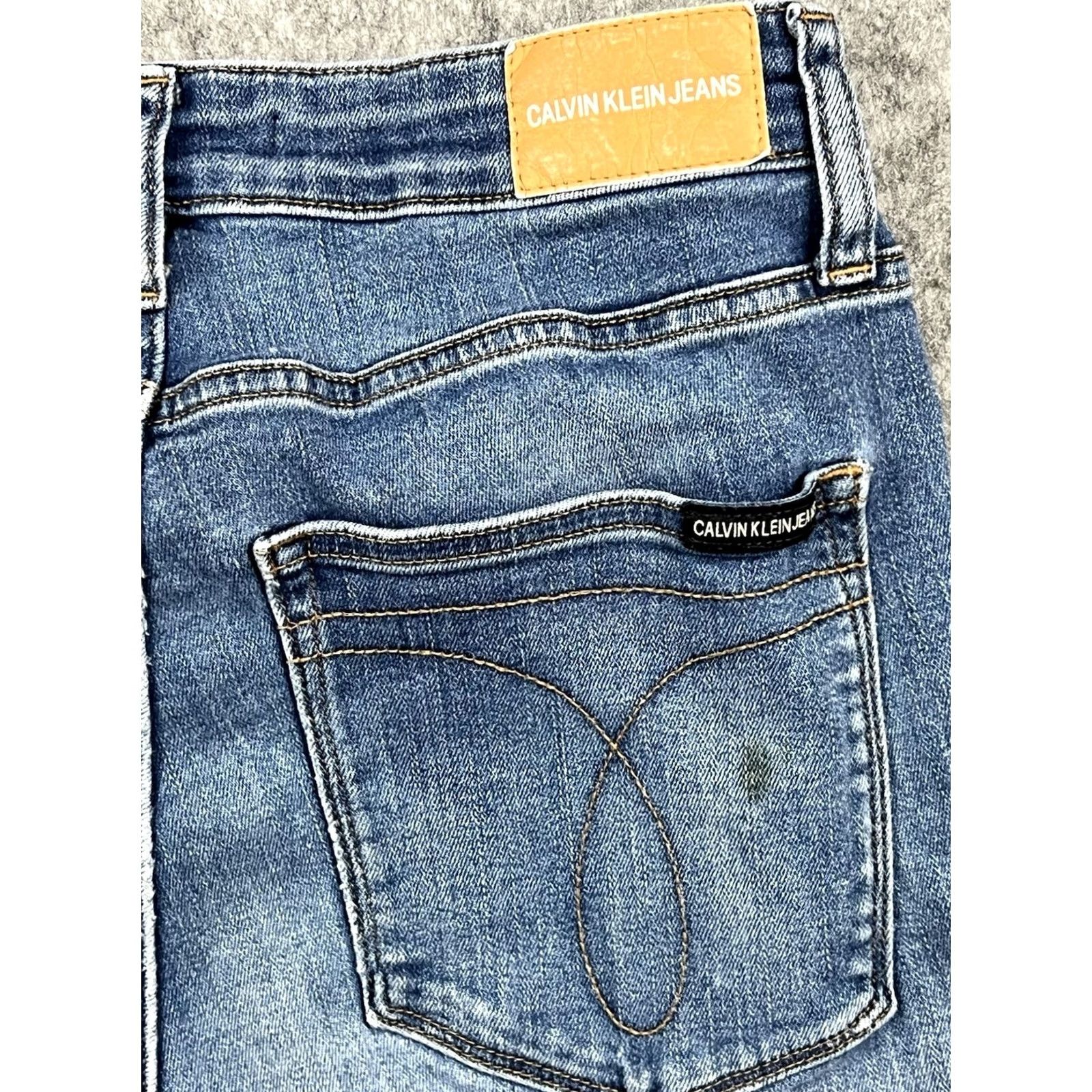 Calvin Klein VINTAGE Calvin Klein Jeans Womens Slim Fit Mid-Rise Blue 28x30 Slim 5-Pocket Logo Denim Distressed No Size 28" / US 6 / IT 42 - 6 Thumbnail