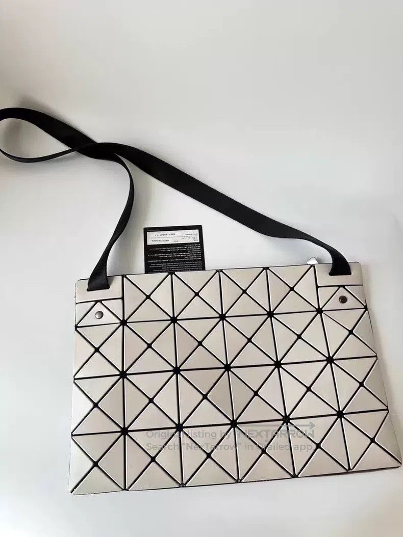 Issey Miyake Issey Miyake White Shoulder Bag Size ONE SIZE - 1 Thumbnail