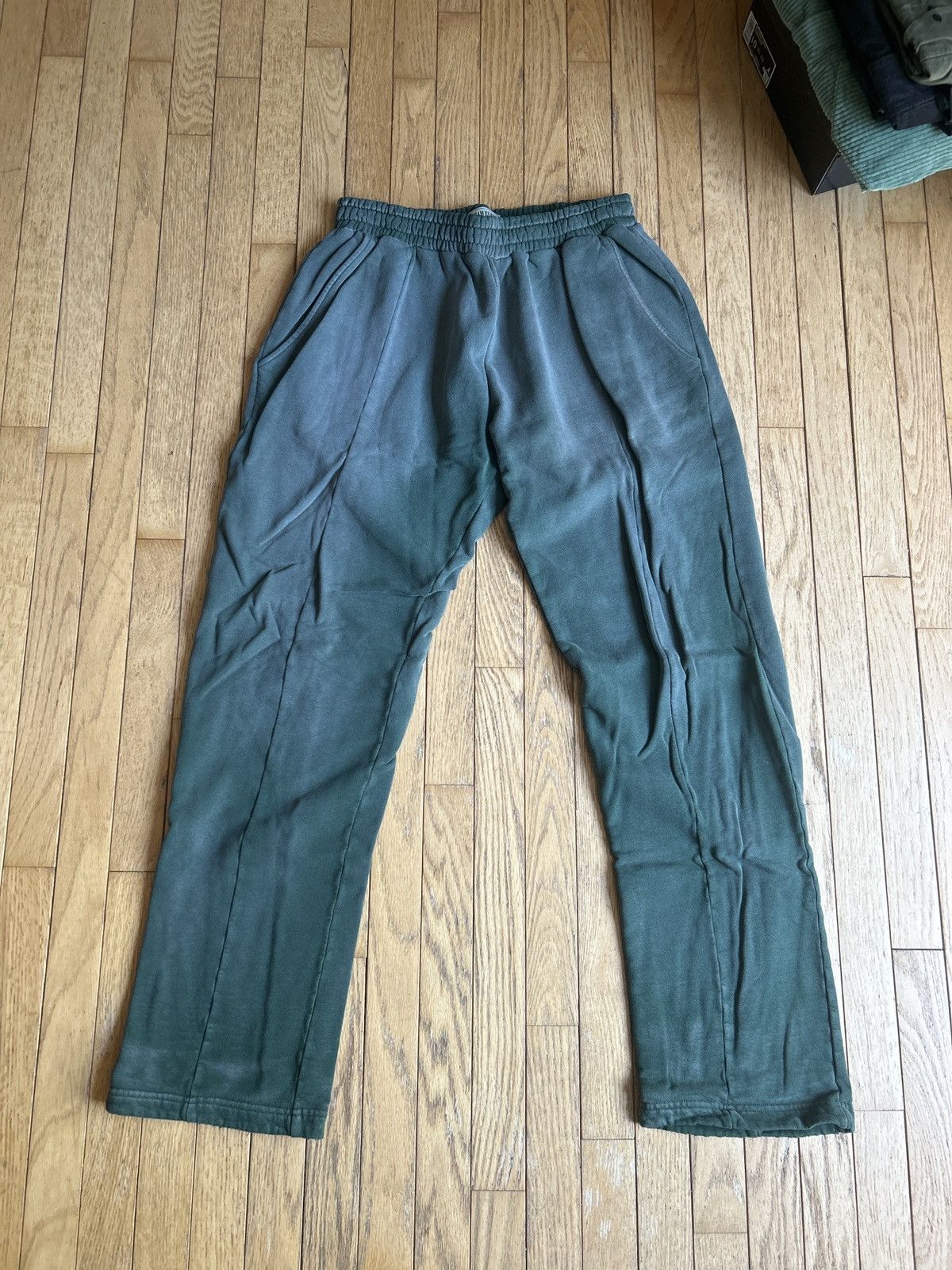 Strawberry Strawberry sun faded sweatpants Size US 36 / EU 52 - 1 Thumbnail