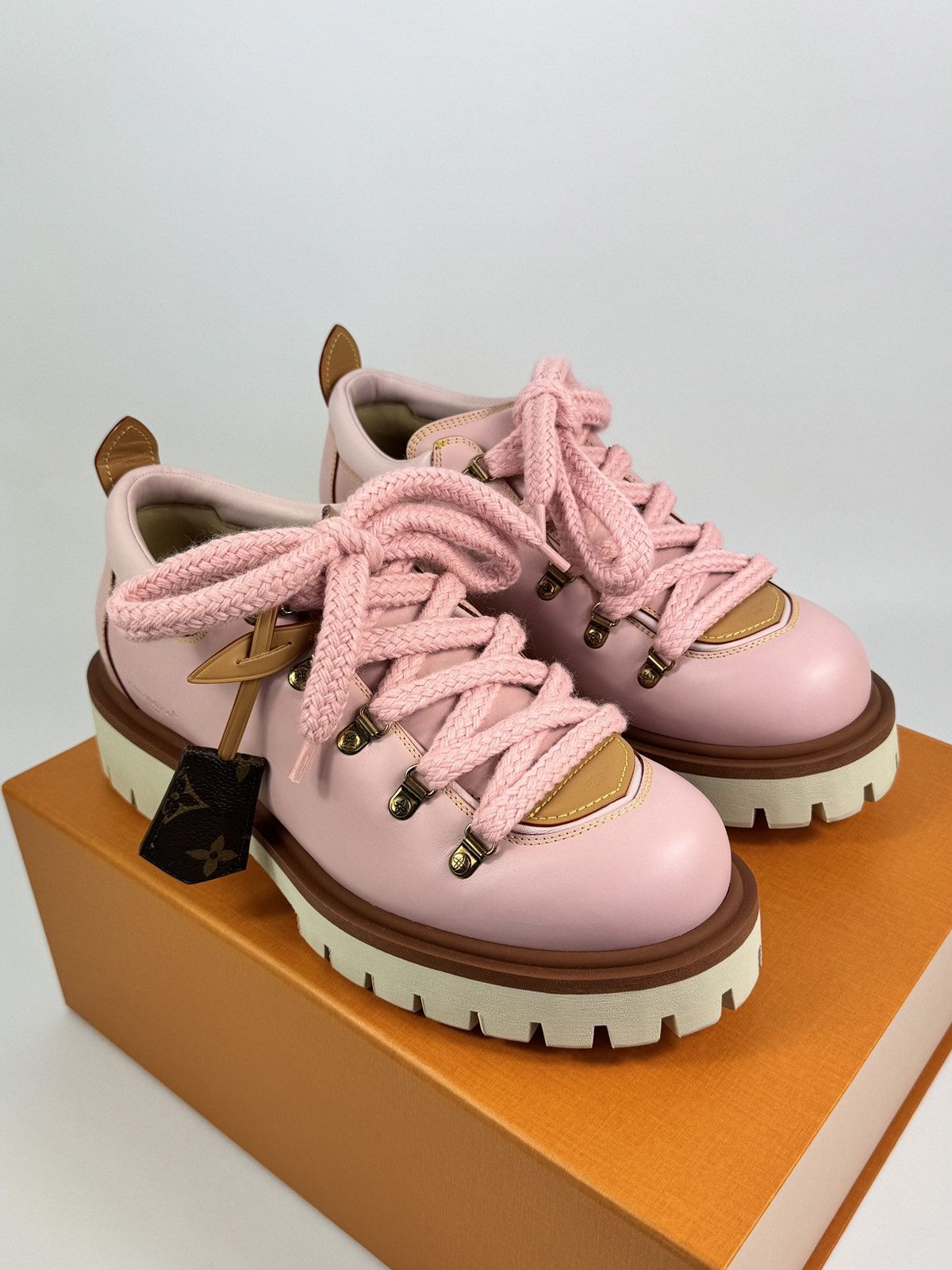 Louis Vuitton LV REMIX DERBY 1AIJAN SIZE: LV8 fits US10 Size US 8 / EU 41 - 6 Thumbnail