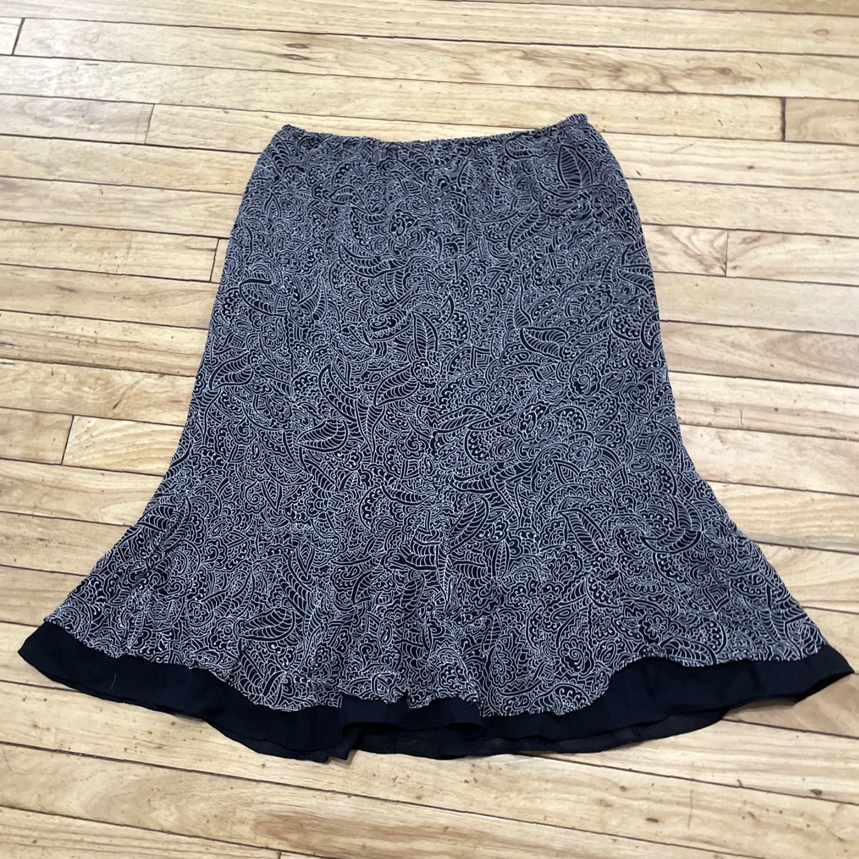 Vintage VINTAGE Allison Taylor Women’s Silk Skirt Pull On Black Light Gray Floral Long 90s Bohemian Silk Lined Asymmetric Casual Womens Size 36" / US 14 / IT 50 - 2 Thumbnail
