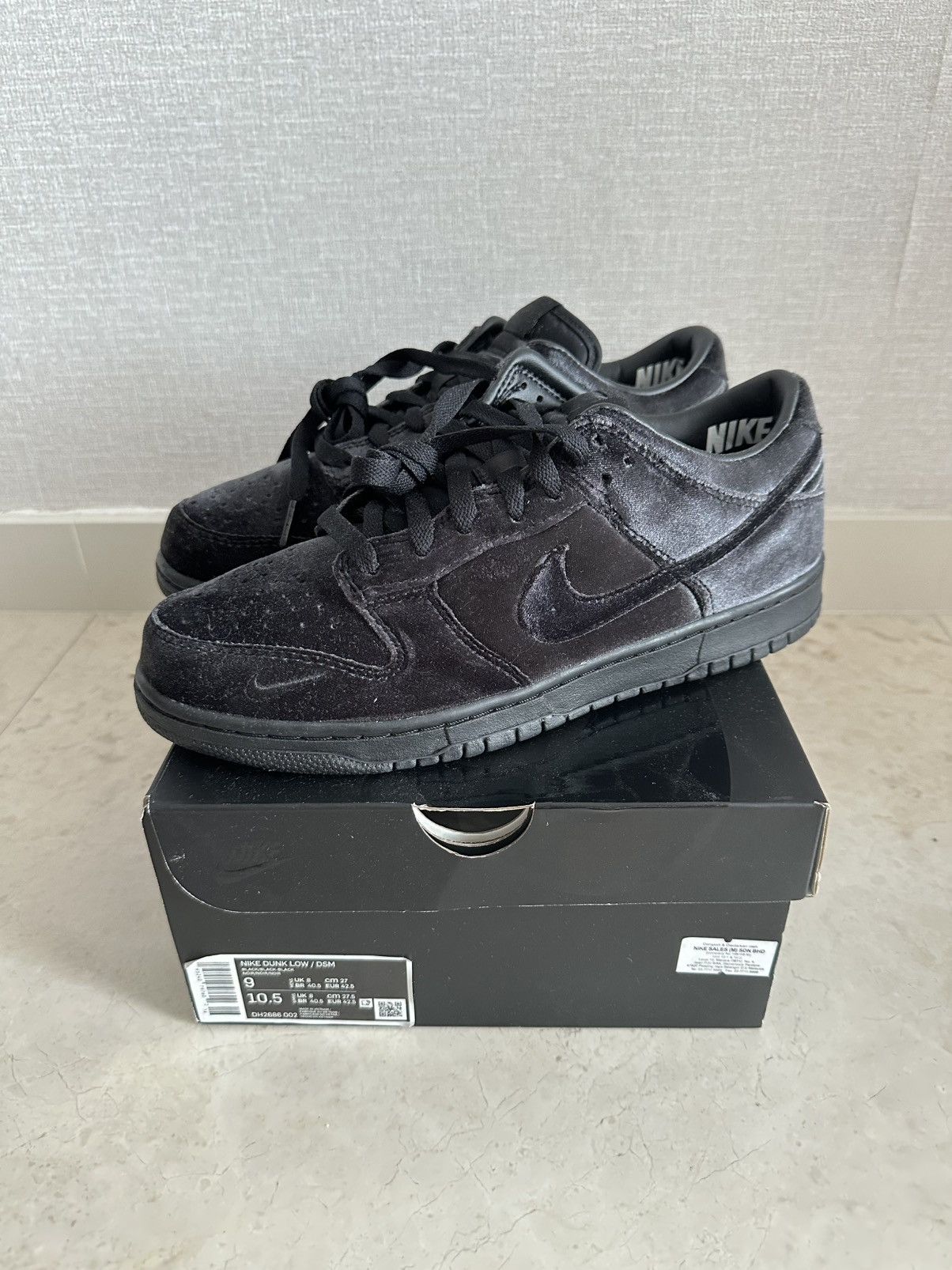 Dover Street Market × Nike DSM Velvet Velour Dunk Low Dover Street Market Size US 9 / EU 42 - 1 Thumbnail