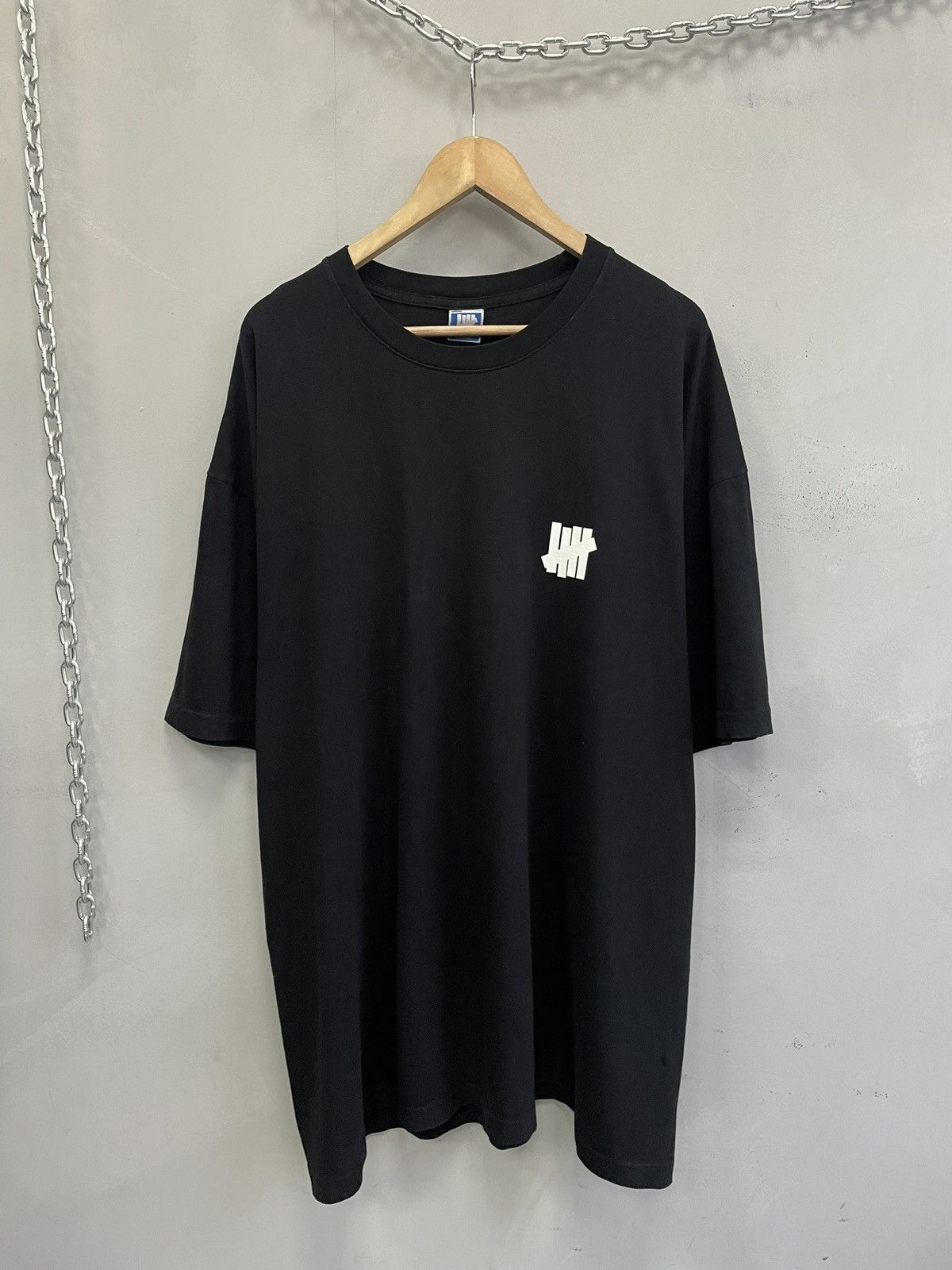 Undefeated Undefeated black oversized logo tee streetwear essential Size US XXL / EU 58 / 5 - 2 Thumbnail