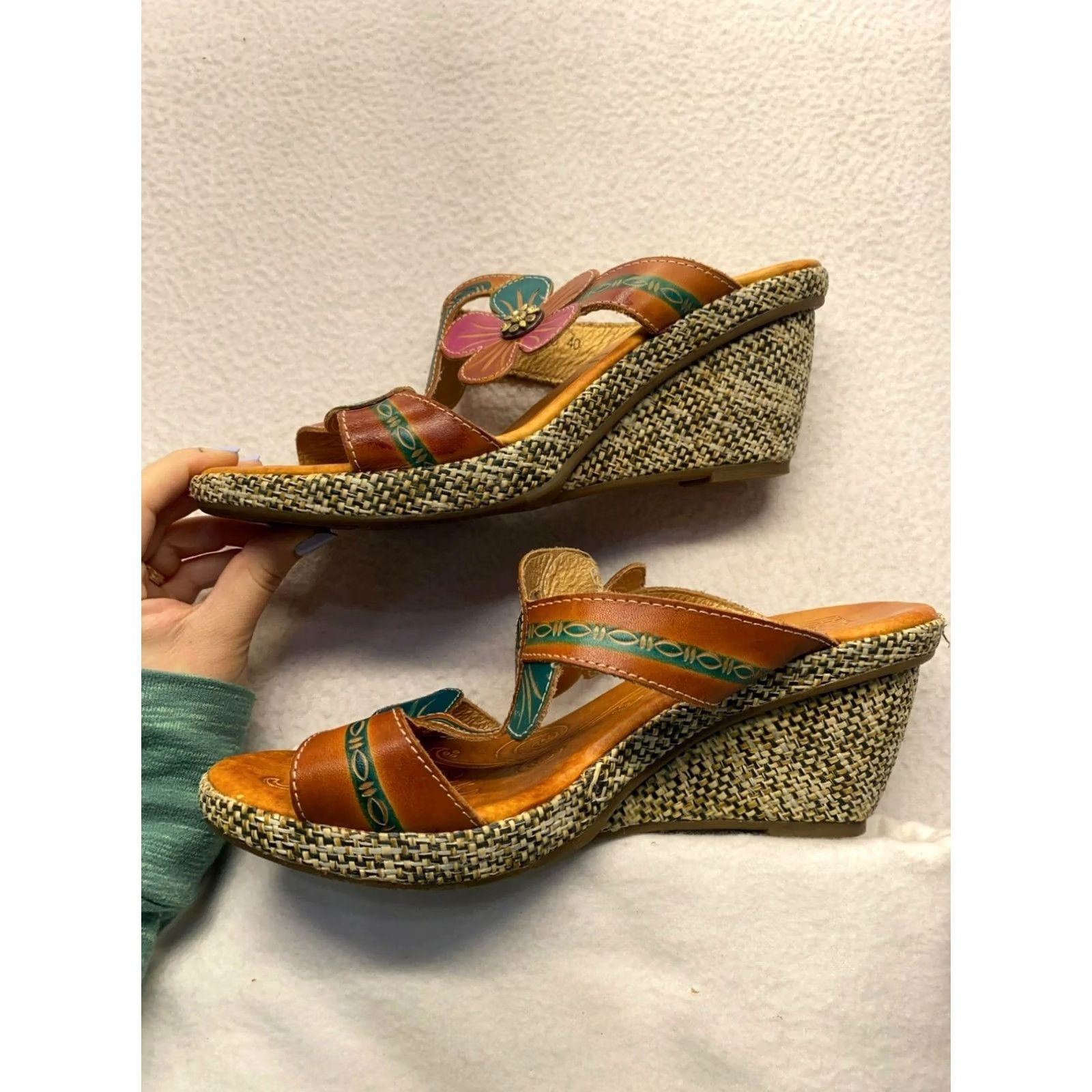 Vintage L’artiste Sandals Women's Brown Leather Wedge Strappy Flower Design 7.5 US Sandal Vint? Size US 8 / IT 38 - 3 Thumbnail