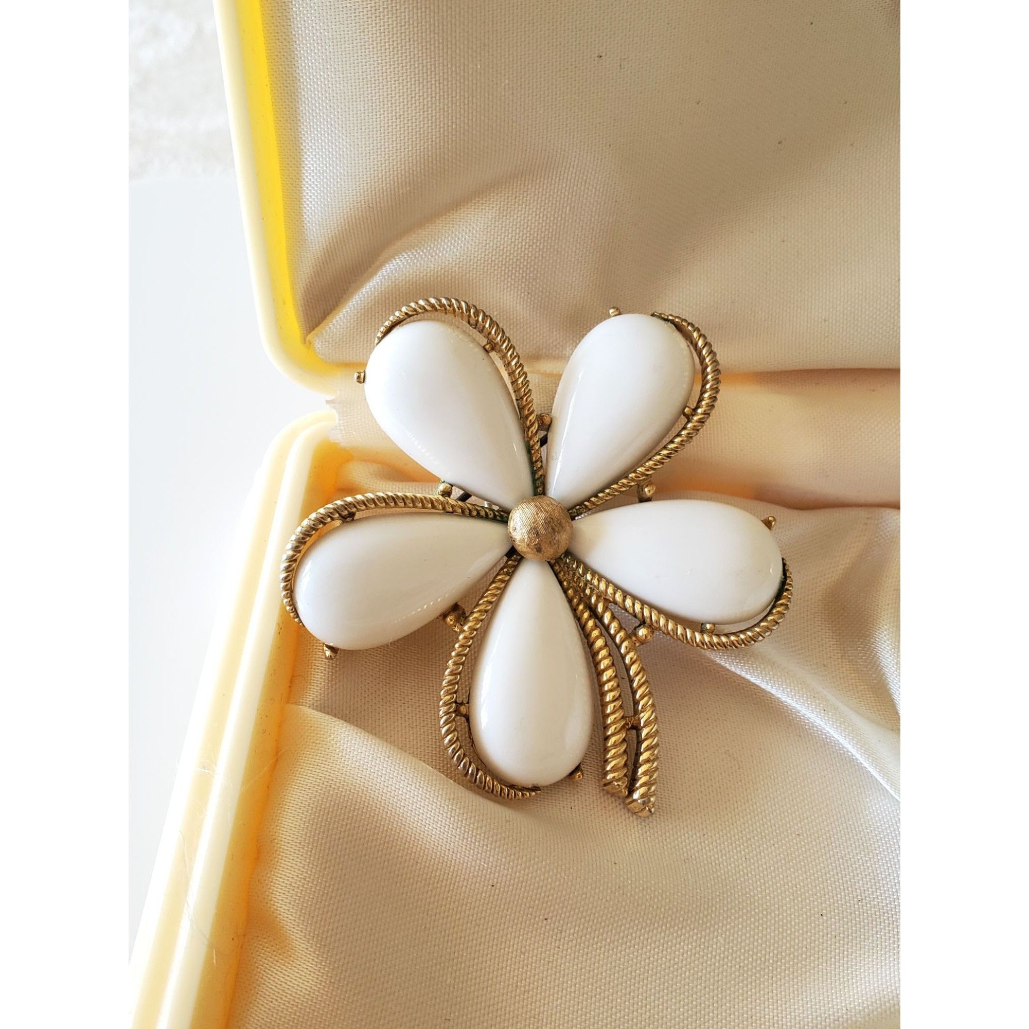 Other Vintage Crown Trifari Milk Glass Goldtone Daisy Brooch Size ONE SIZE - 1 Thumbnail
