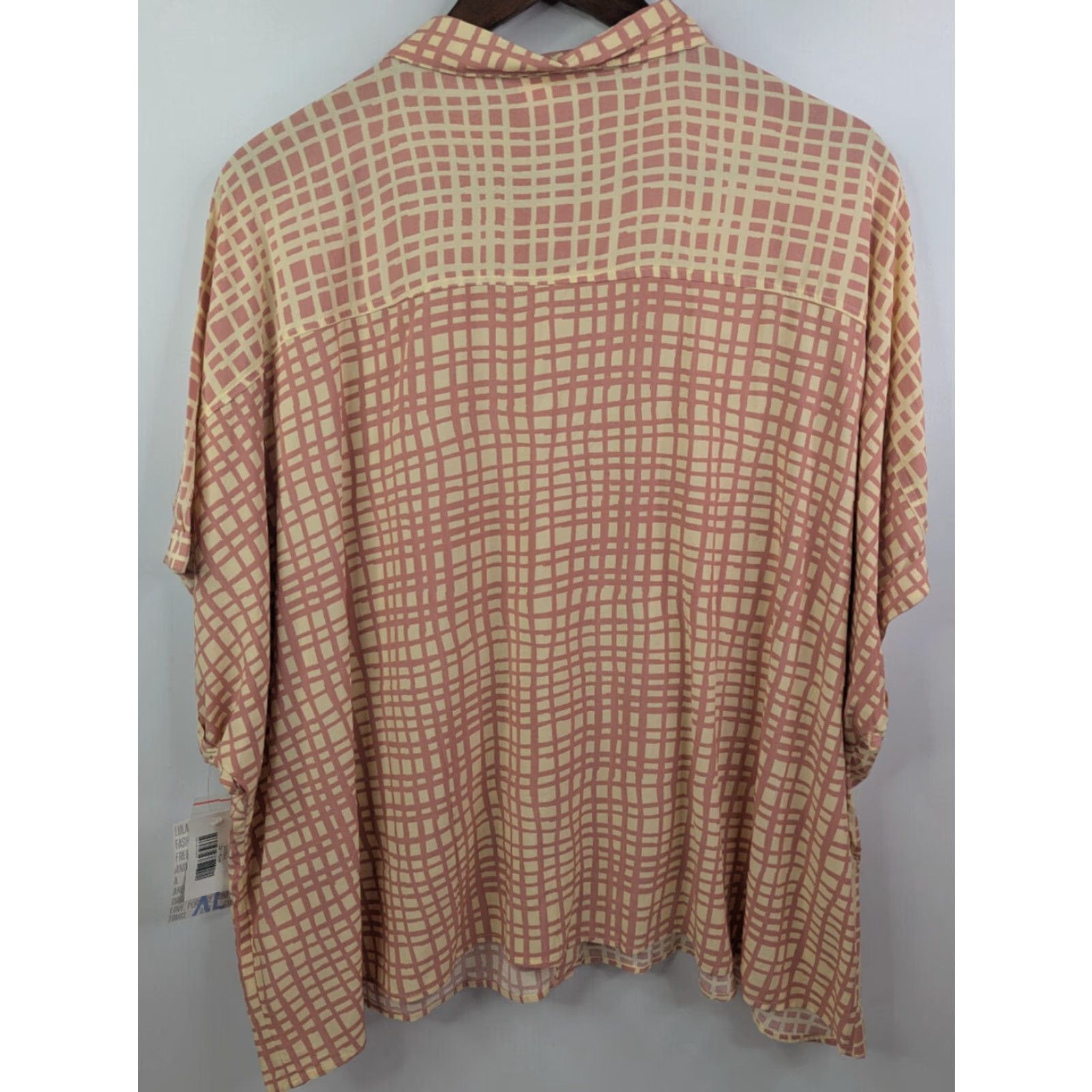 Vintage LuLaRoe Shirt Button-Up Amy Peach/Cream Woven Rayon Cap Sleeve Size XL Beige Floral NWT Womens Size XL / US 12-14 / IT 48-50 - 2 Thumbnail