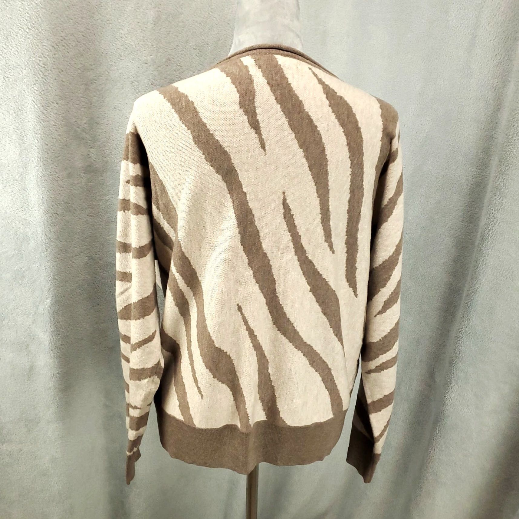 Vintage Tahari Wool Blend Womens Sweater Large Tan Beige Animal Zebra Print Pullover Size L / US 10 / IT 46 - 2 Thumbnail